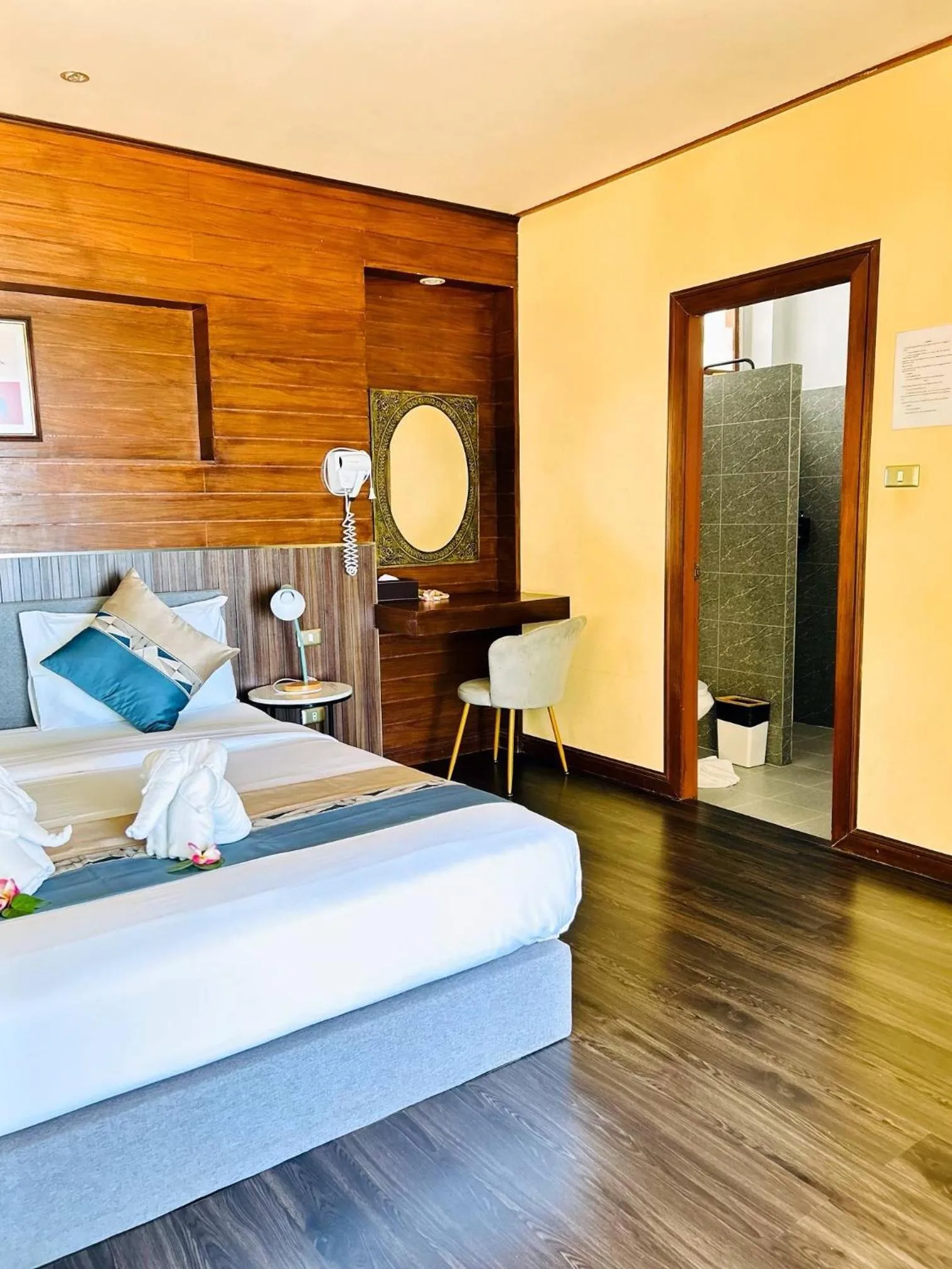 Photo of the whole room, Bed in Three Trees Samui Resort - Sarocha Villa