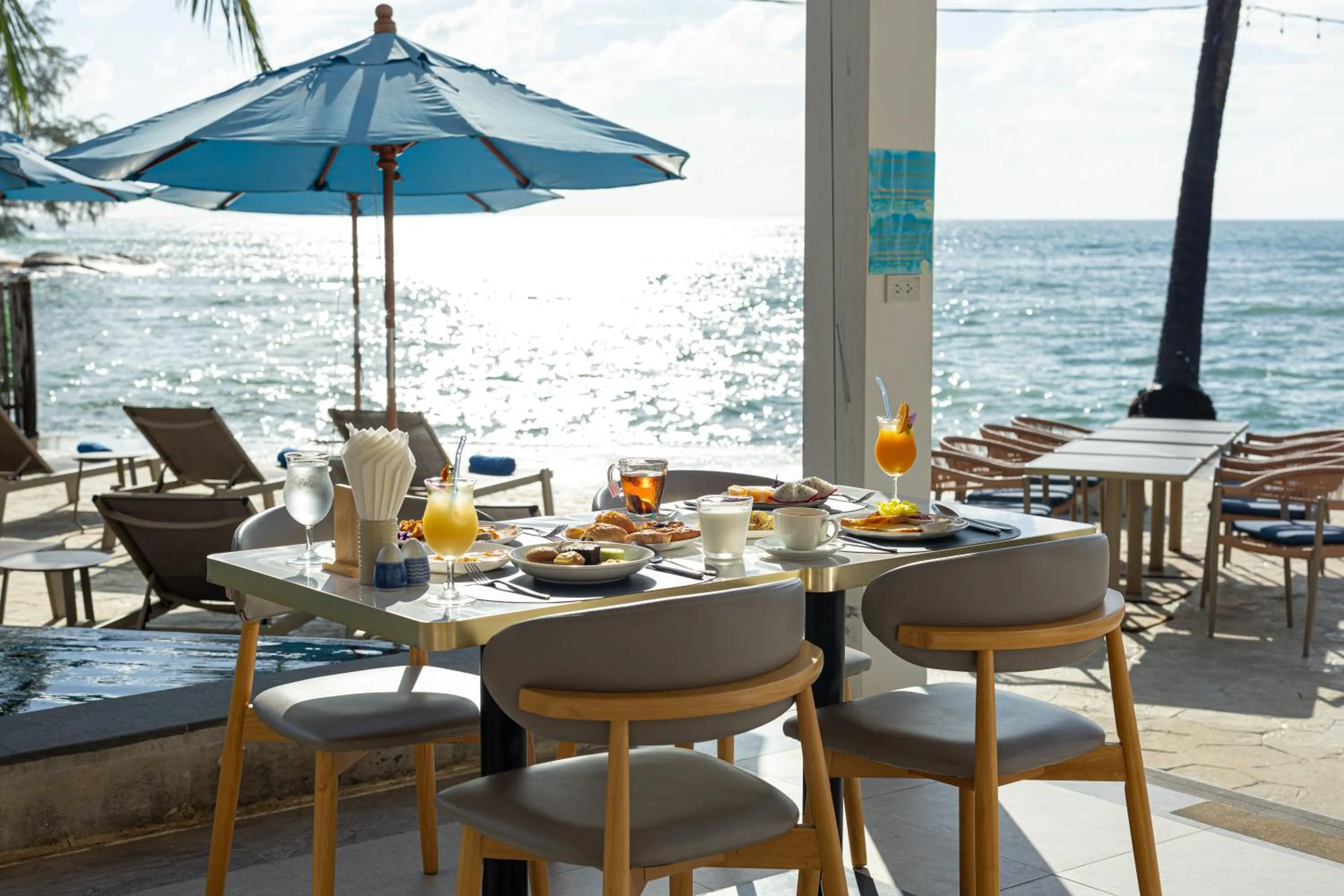 Restaurant/places to eat in Three Trees Samui Resort - Sarocha Villa