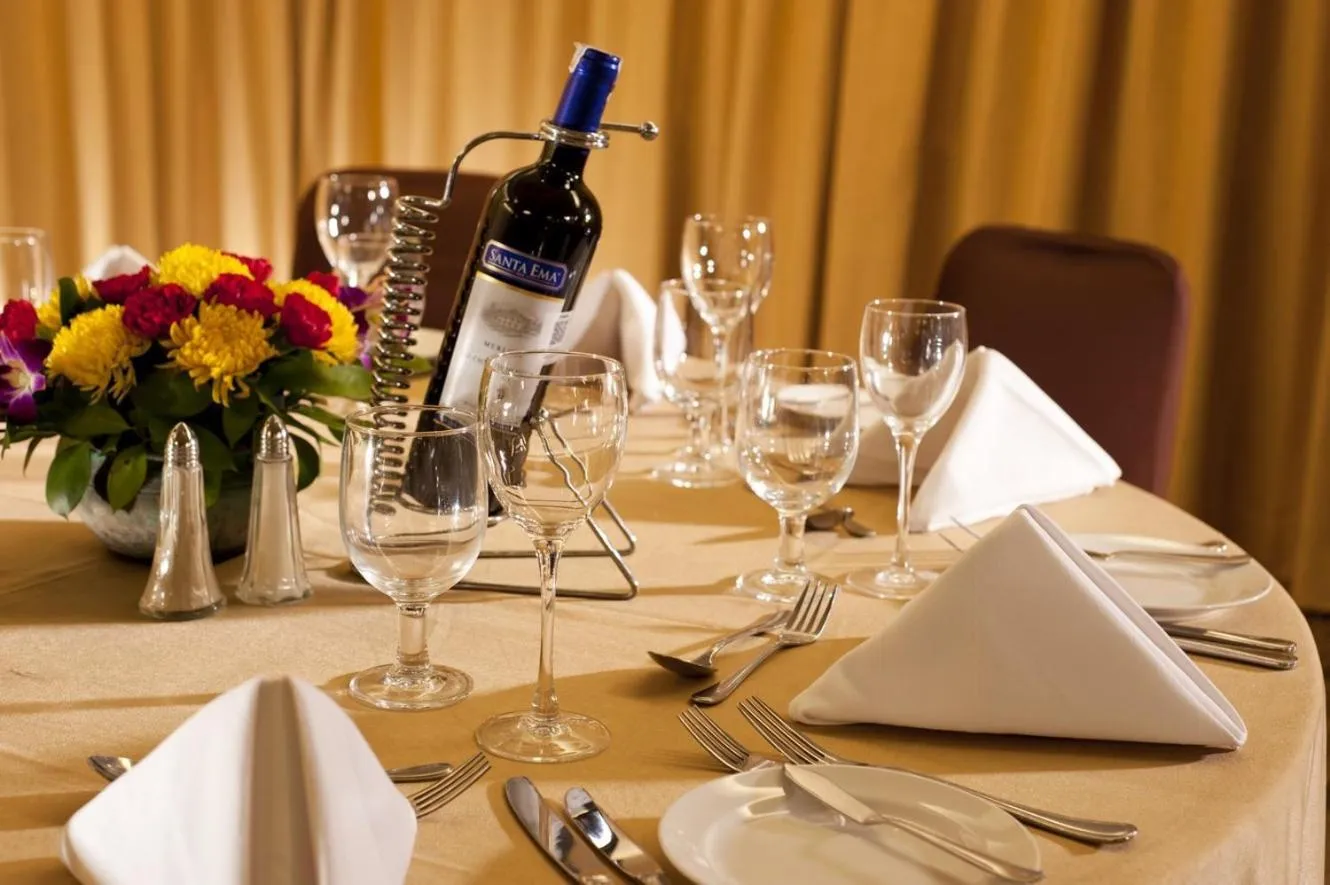 Restaurant/places to eat in Grand Tropic Suites Hotel