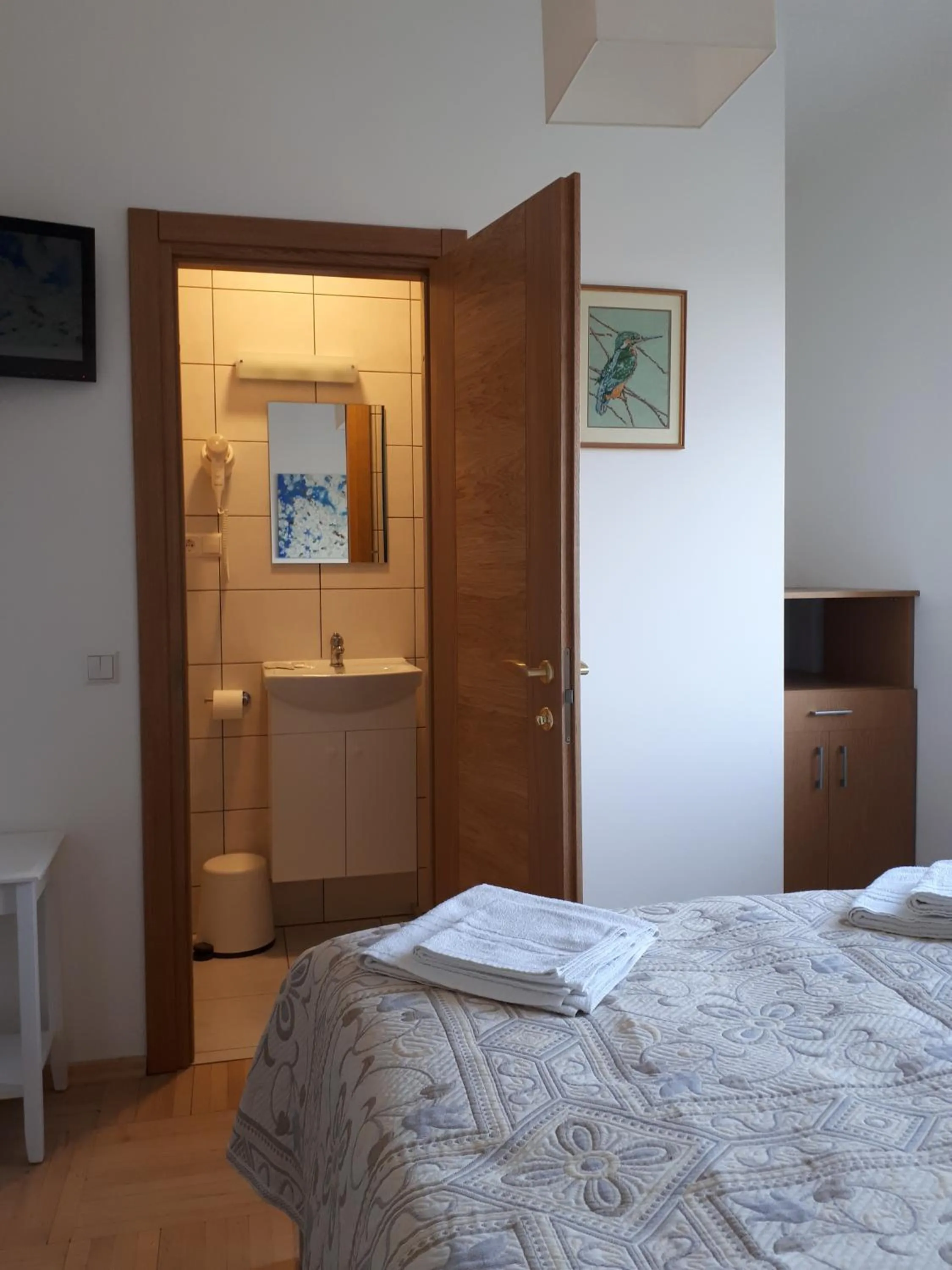 Photo of the whole room, Bed in Family