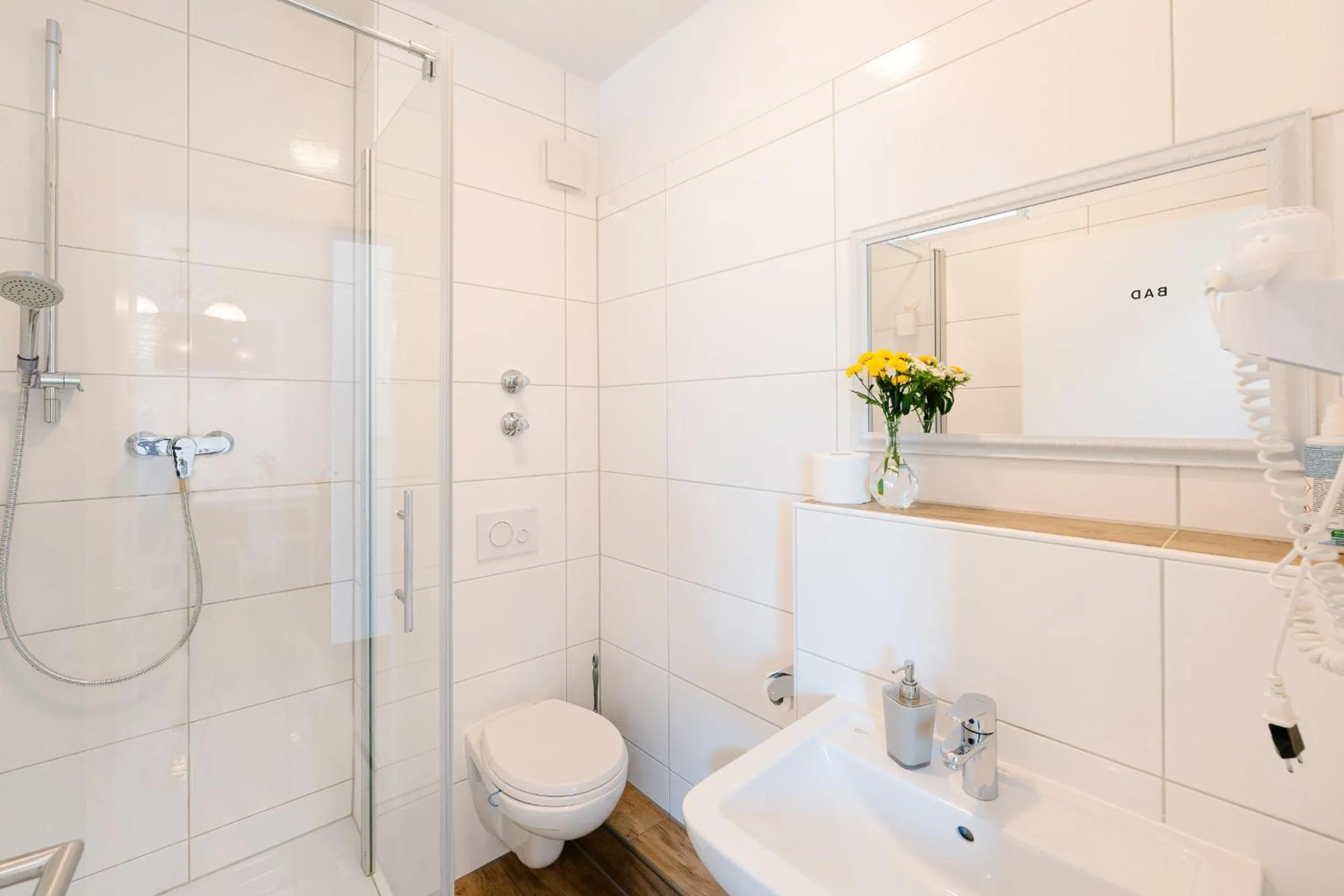 Shower in GästeHaus am Flughafen Düsseldorf