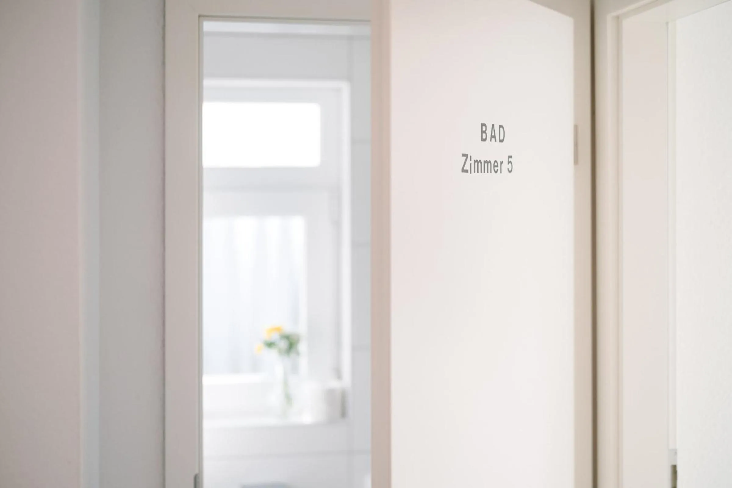 Shower, Bed in GästeHaus am Flughafen Düsseldorf