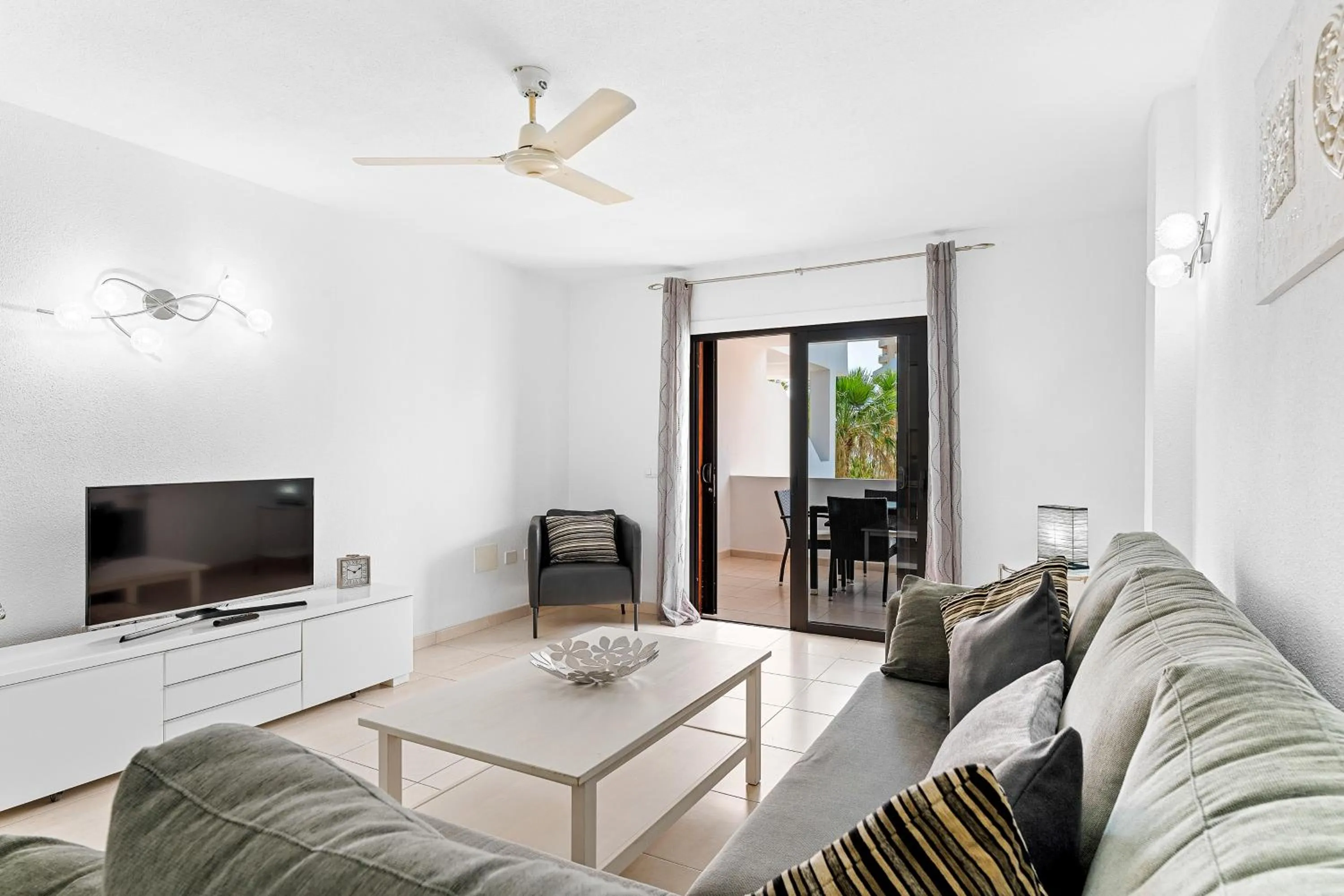 TV and multimedia in Paloma Beach Apartments