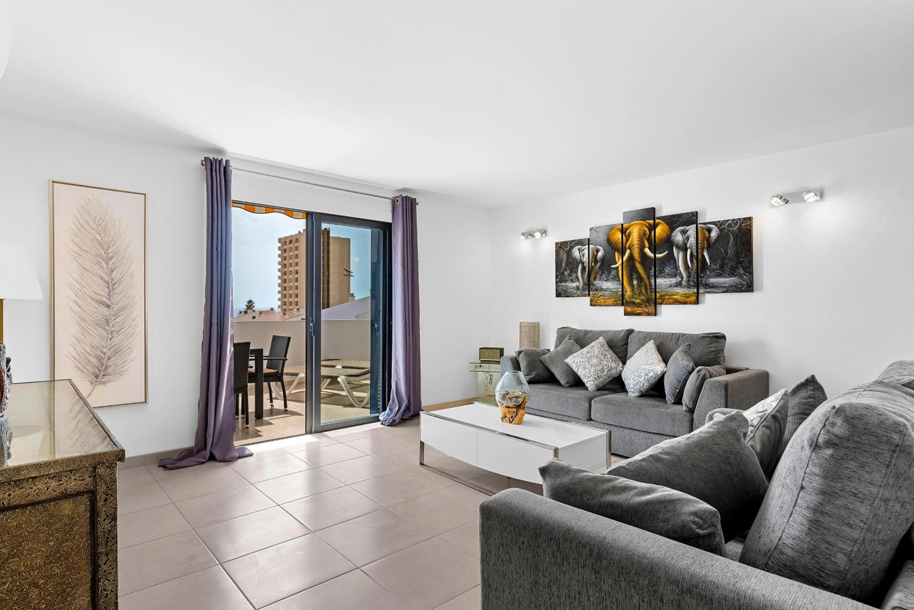 TV and multimedia in Paloma Beach Apartments