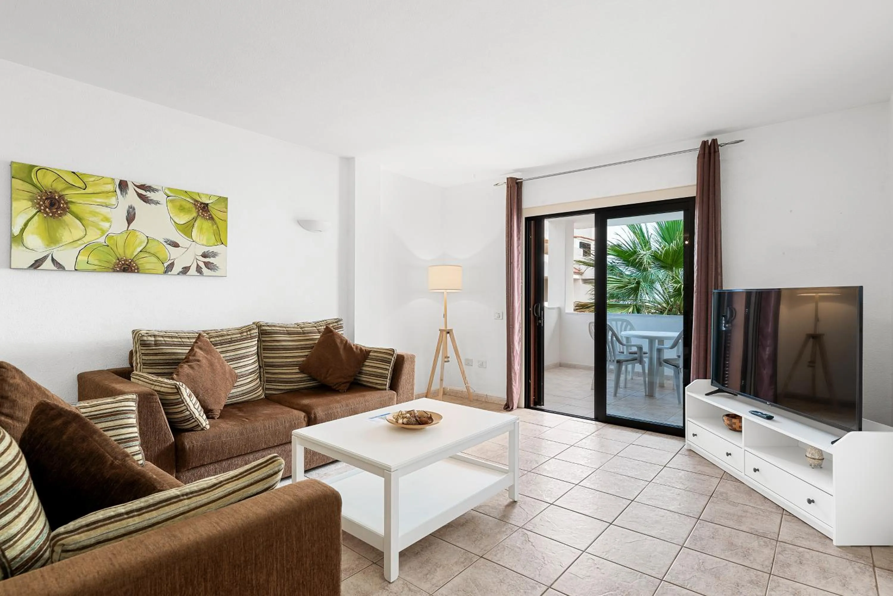 TV and multimedia in Paloma Beach Apartments