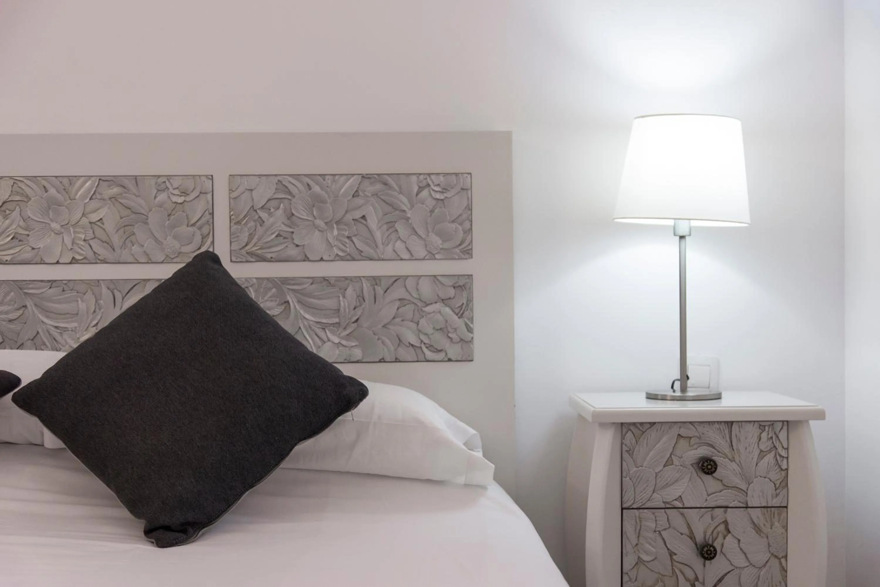 Bed in Paloma Beach Apartments