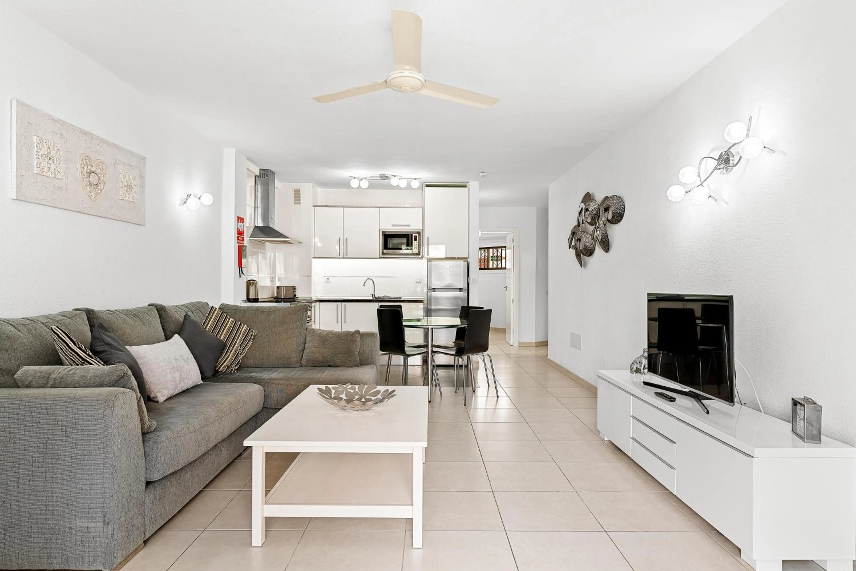 TV and multimedia in Paloma Beach Apartments