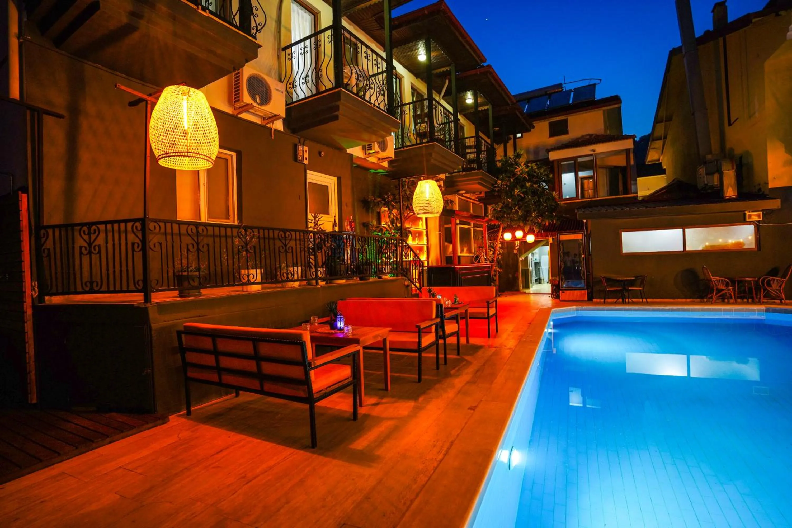 Four Seasons Apart Hotel