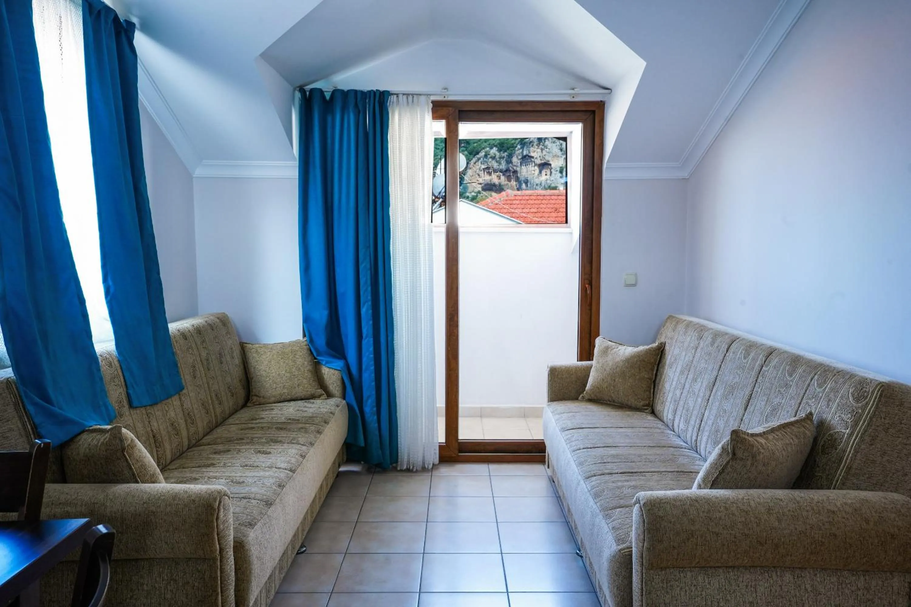 Four Seasons Apart Hotel