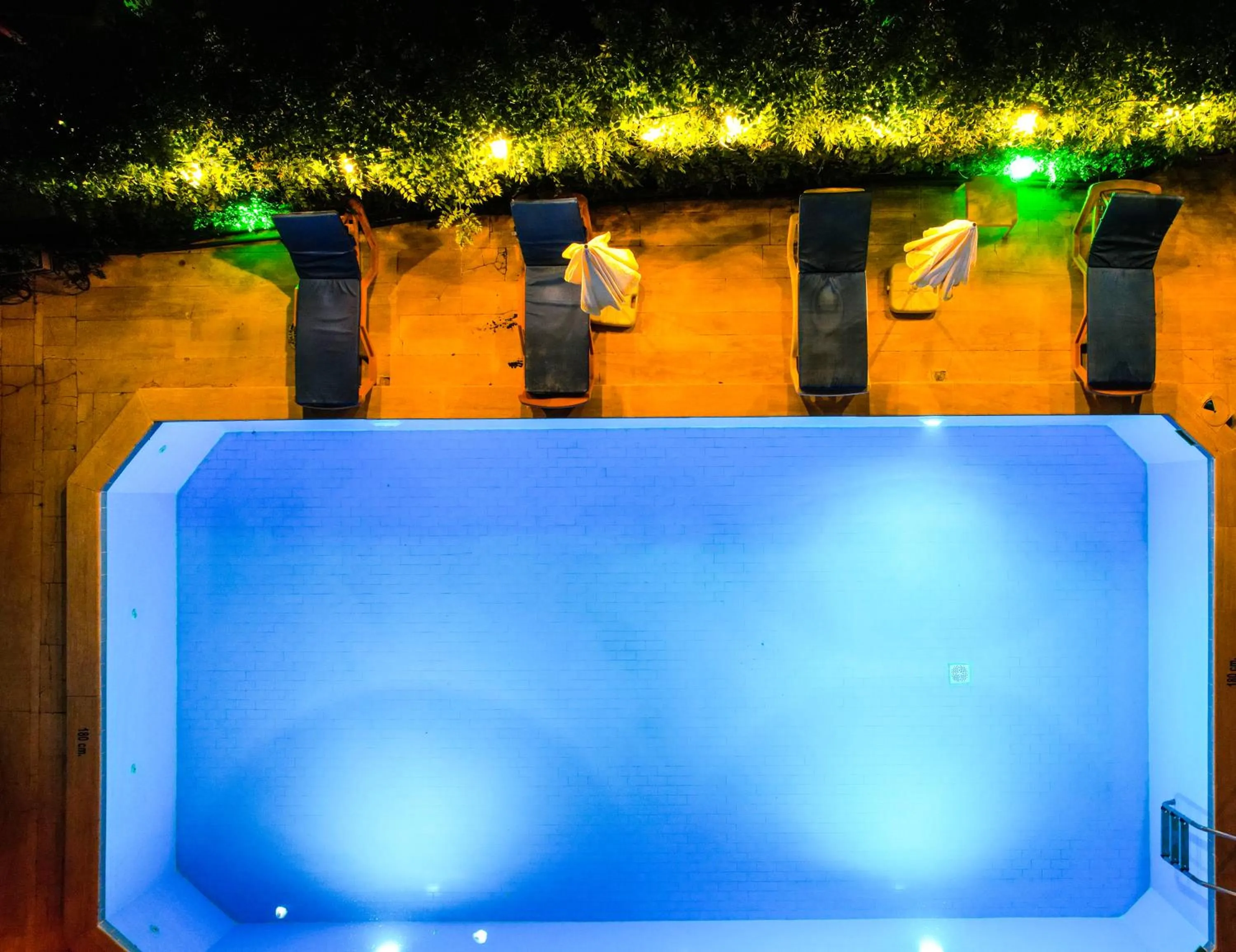 Four Seasons Apart Hotel