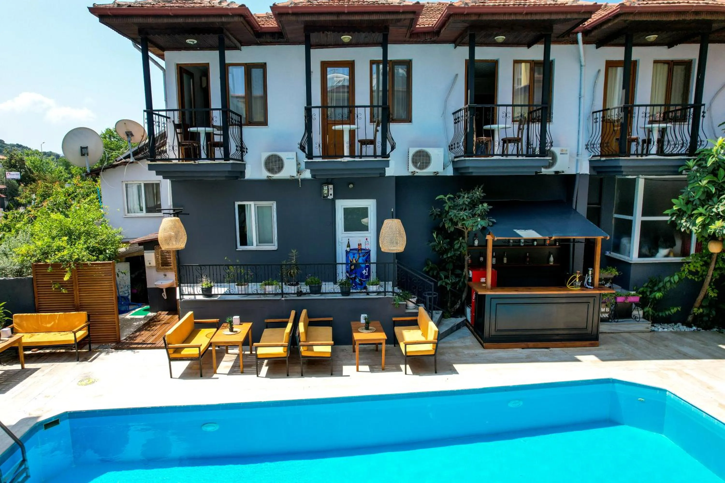 Four Seasons Apart Hotel