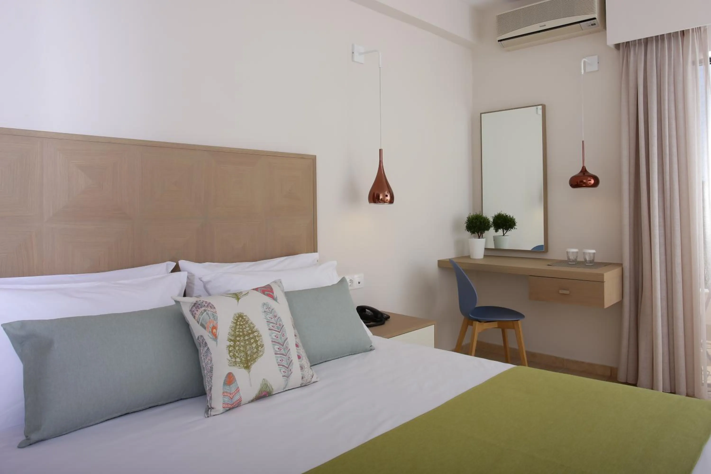 Photo of the whole room, Bed in Paradise Hotel Corfu