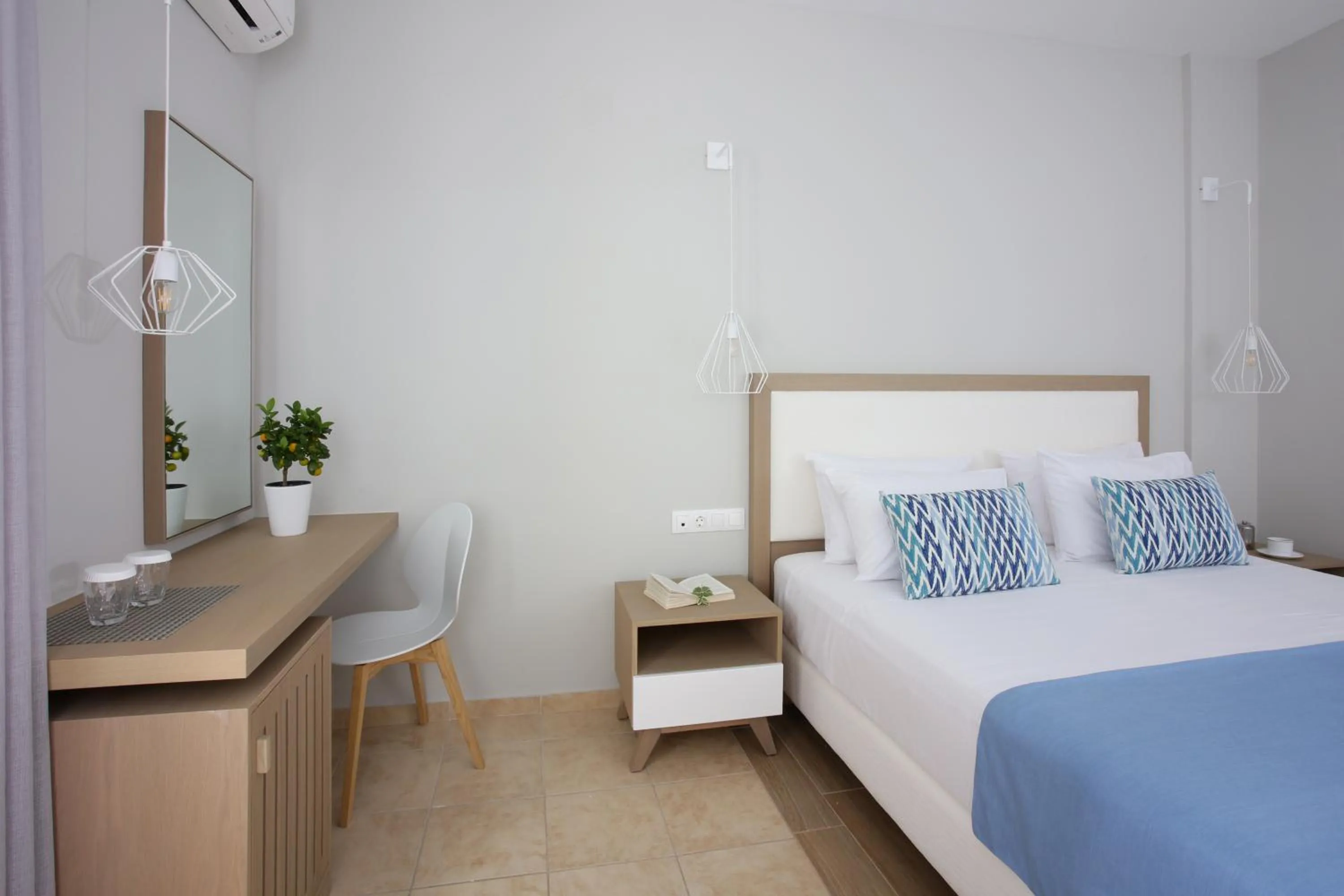 Photo of the whole room, Bed in Paradise Hotel Corfu