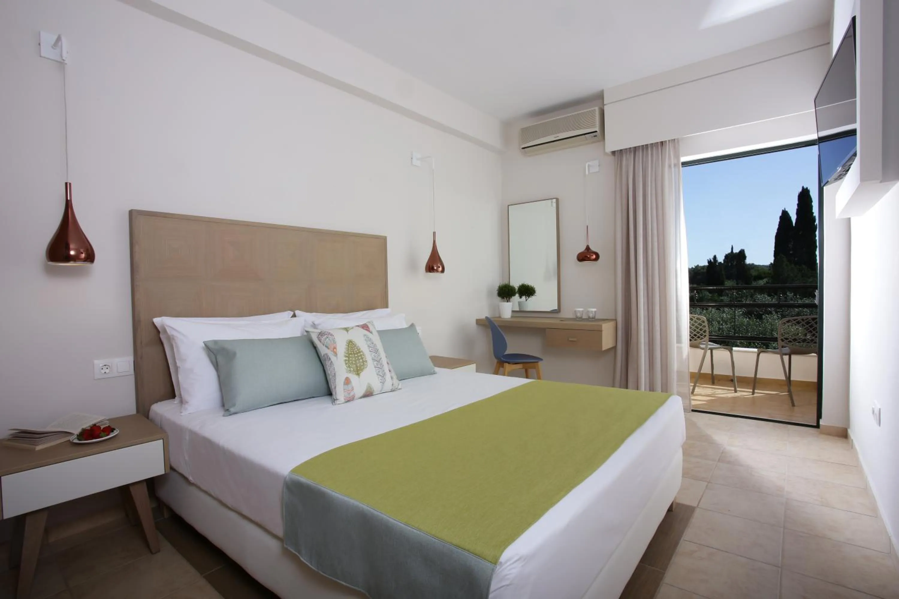 Photo of the whole room, Bed in Paradise Hotel Corfu