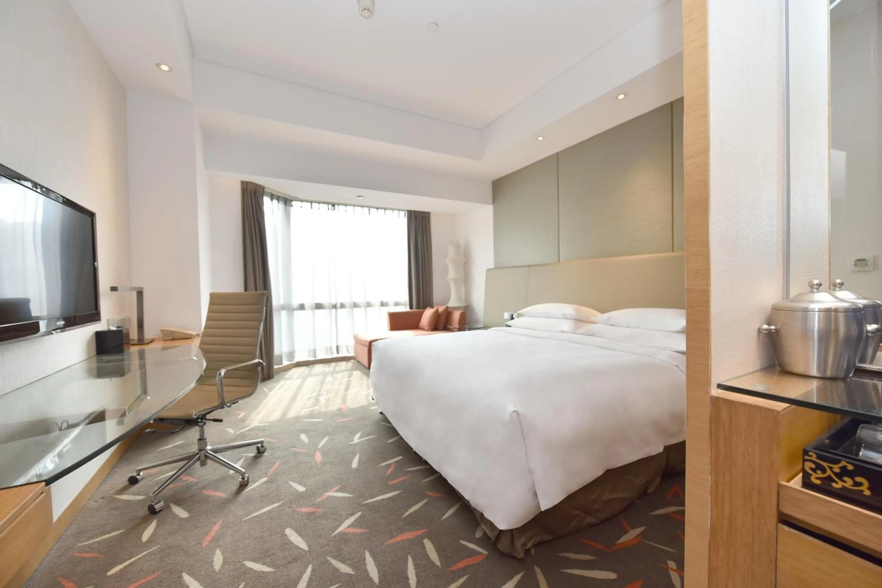 Bed in Crowne Plaza Zhongshan Wing On City by IHG