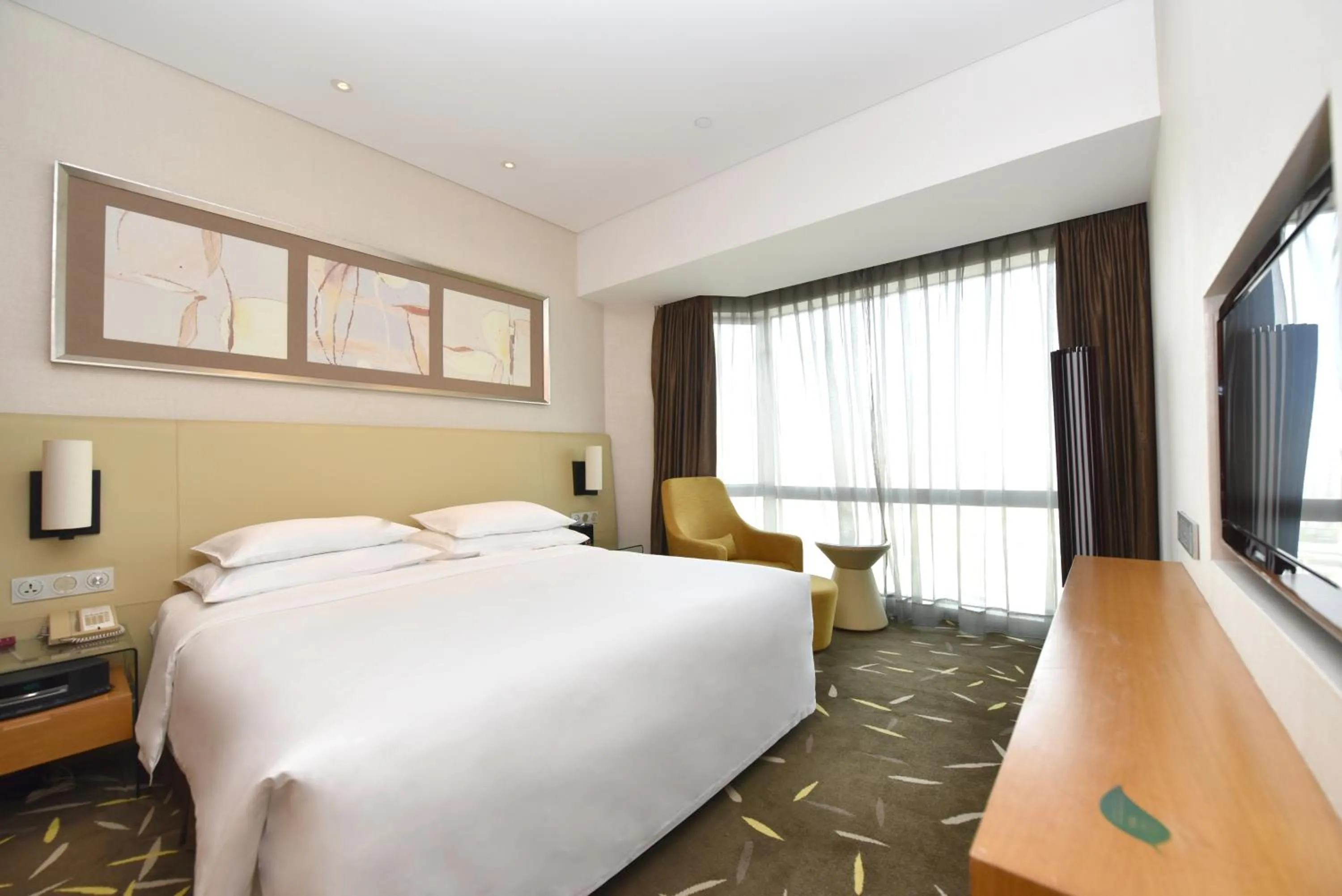 Bed in Crowne Plaza Zhongshan Wing On City by IHG