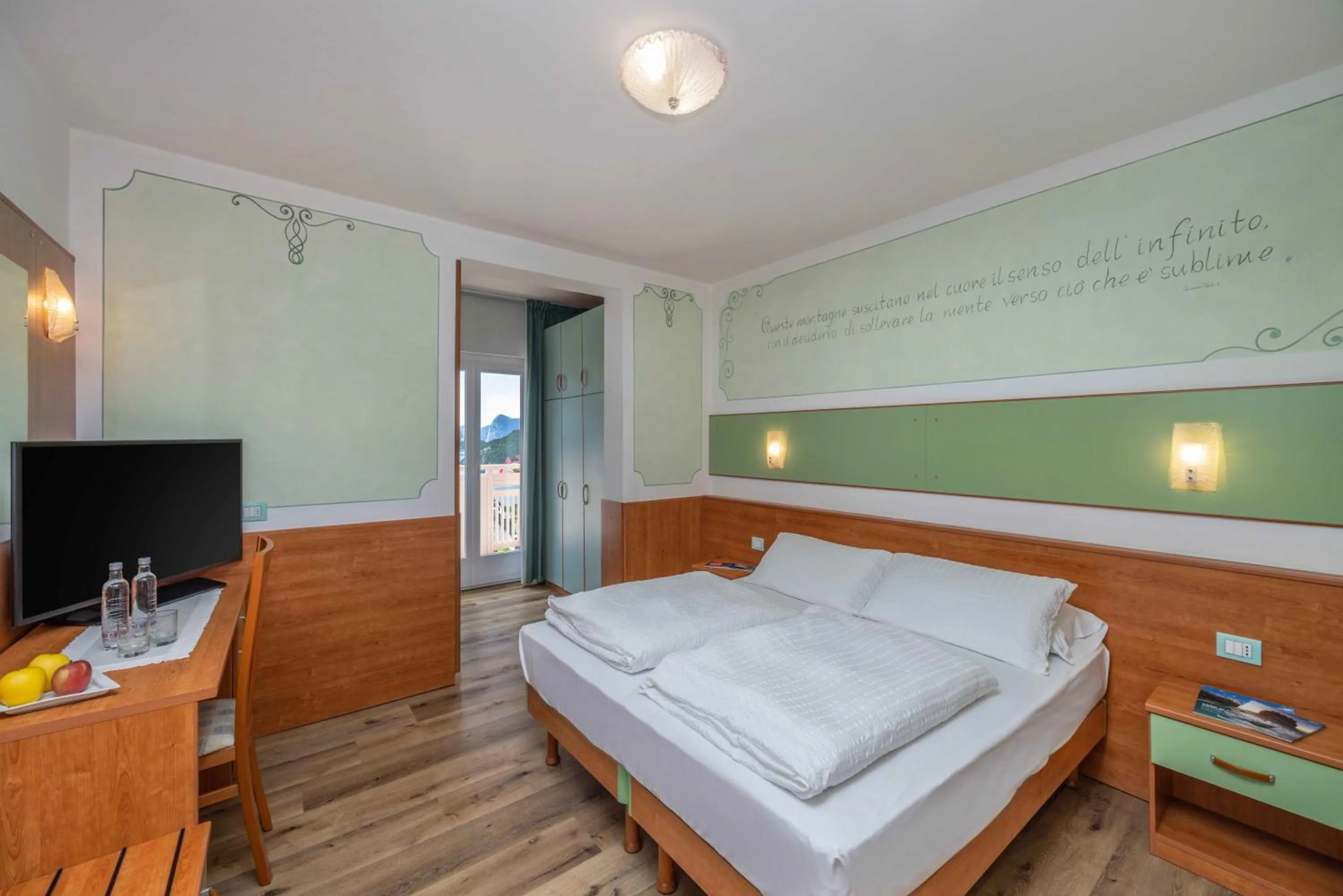 Bed in Hotel Londra Slow Living Molveno