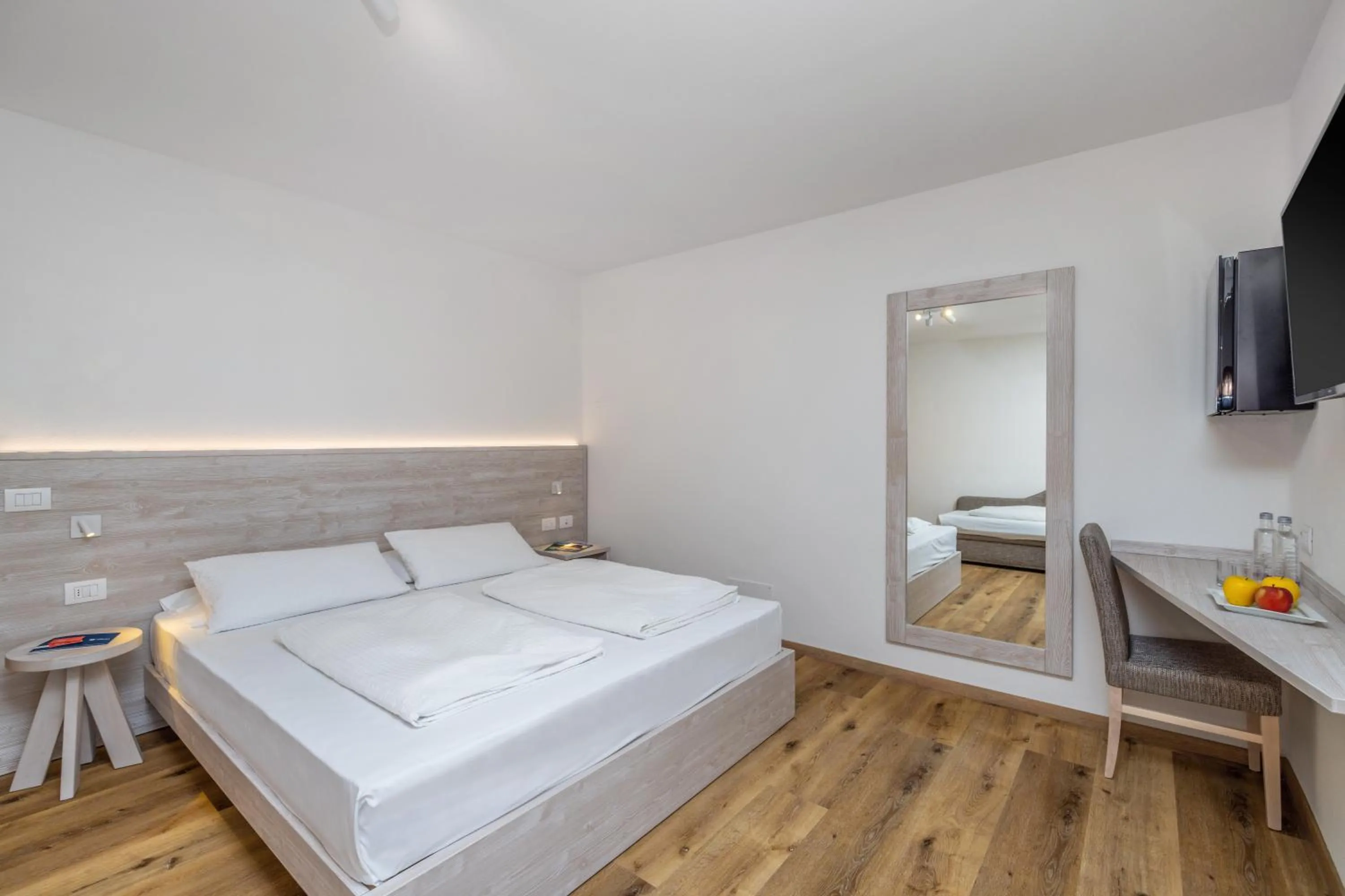 Bed in Hotel Londra Slow Living Molveno