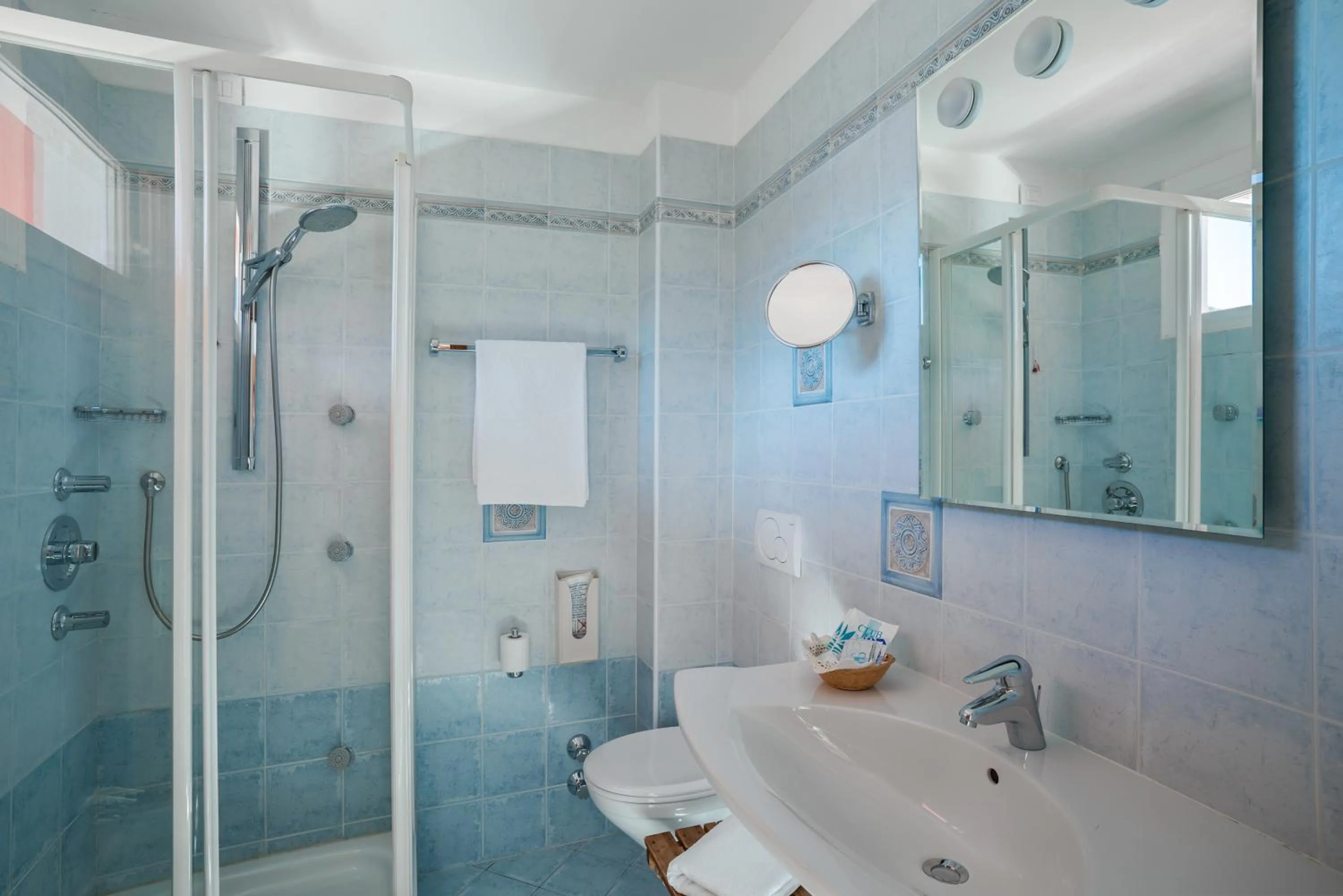Shower in Hotel Londra Slow Living Molveno