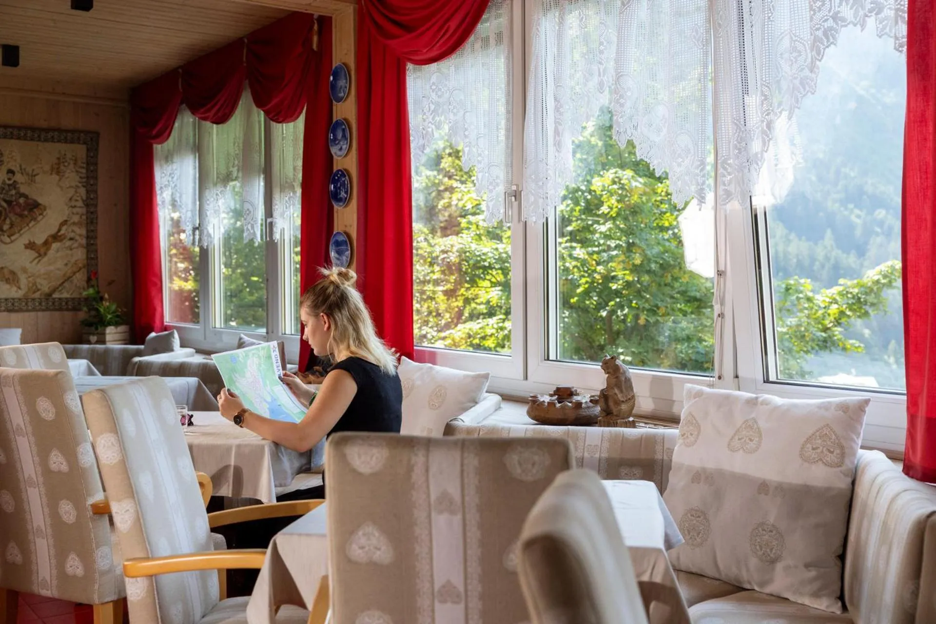 Communal lounge/ TV room in Hotel Londra Slow Living Molveno