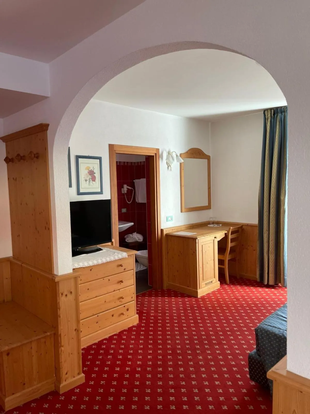 Bedroom in Hotel Londra Slow Living Molveno