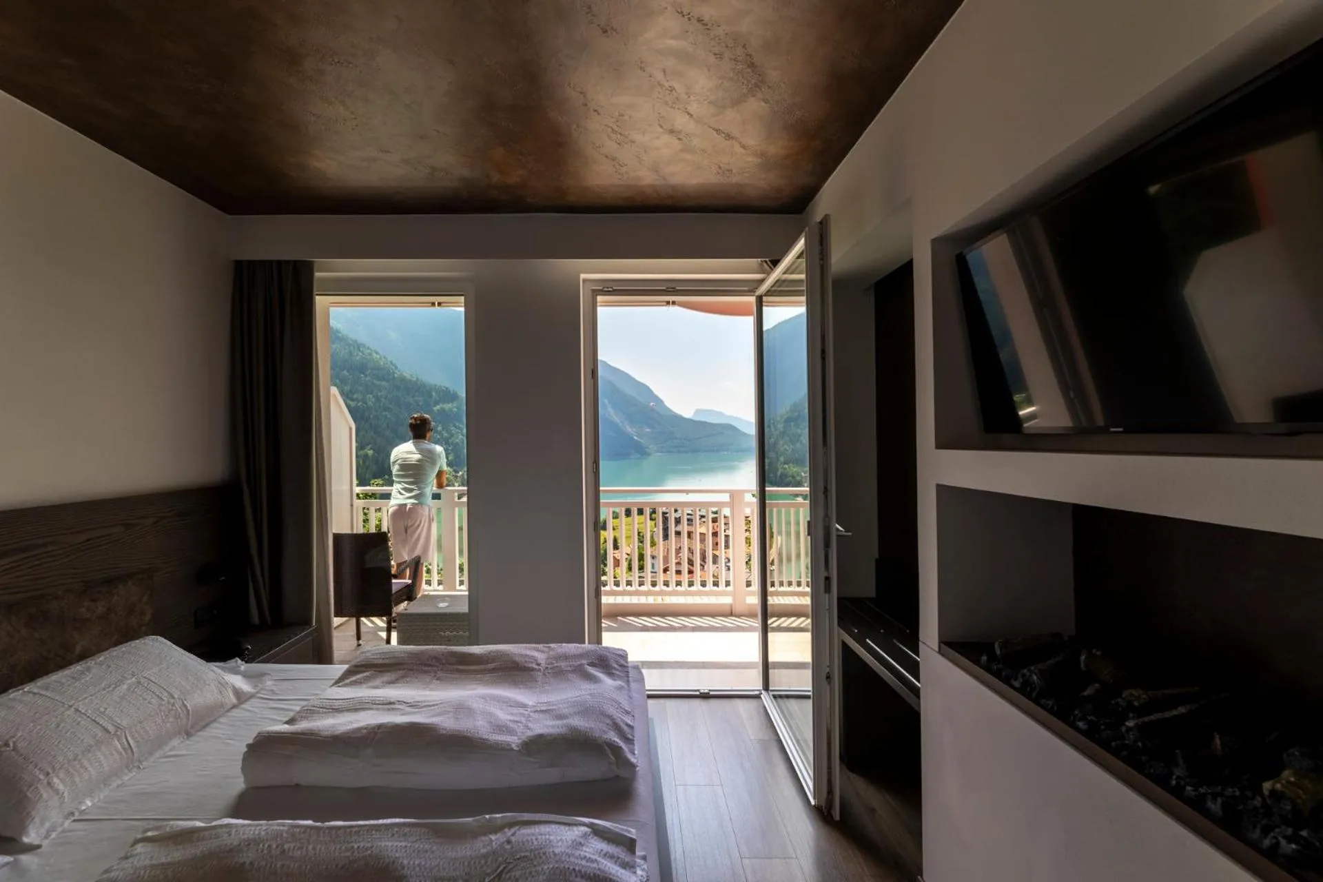 Bedroom, Bed in Hotel Londra Slow Living Molveno