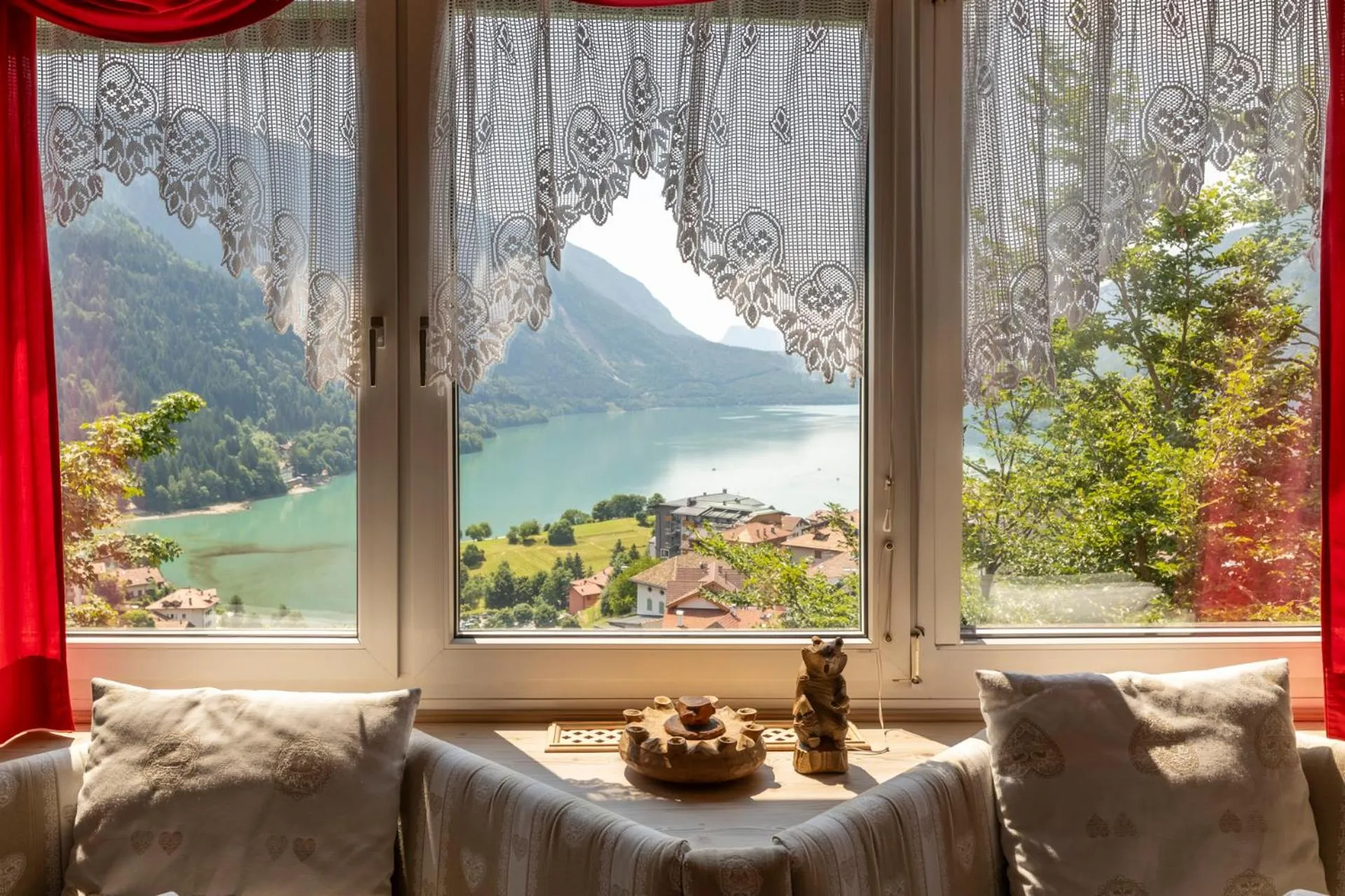 Communal lounge/ TV room in Hotel Londra Slow Living Molveno
