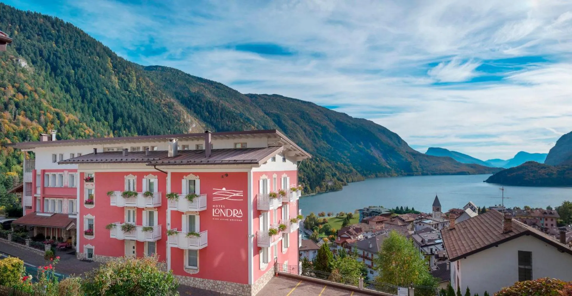 Property building in Hotel Londra Slow Living Molveno