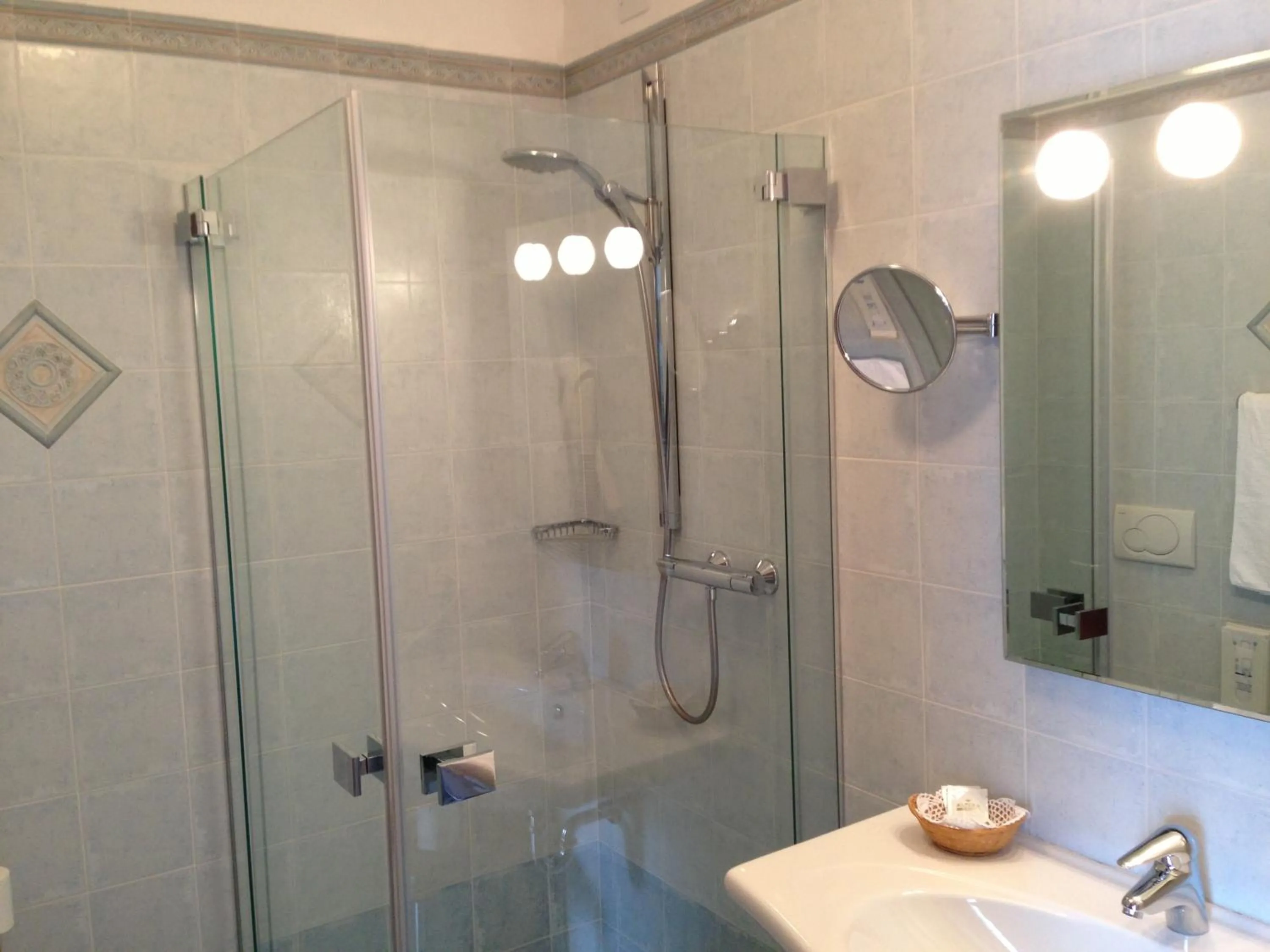 Bathroom in Hotel Londra Slow Living Molveno