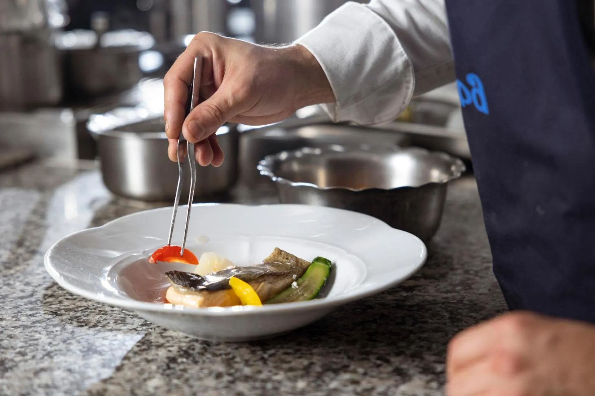kitchen in Hotel Londra Slow Living Molveno