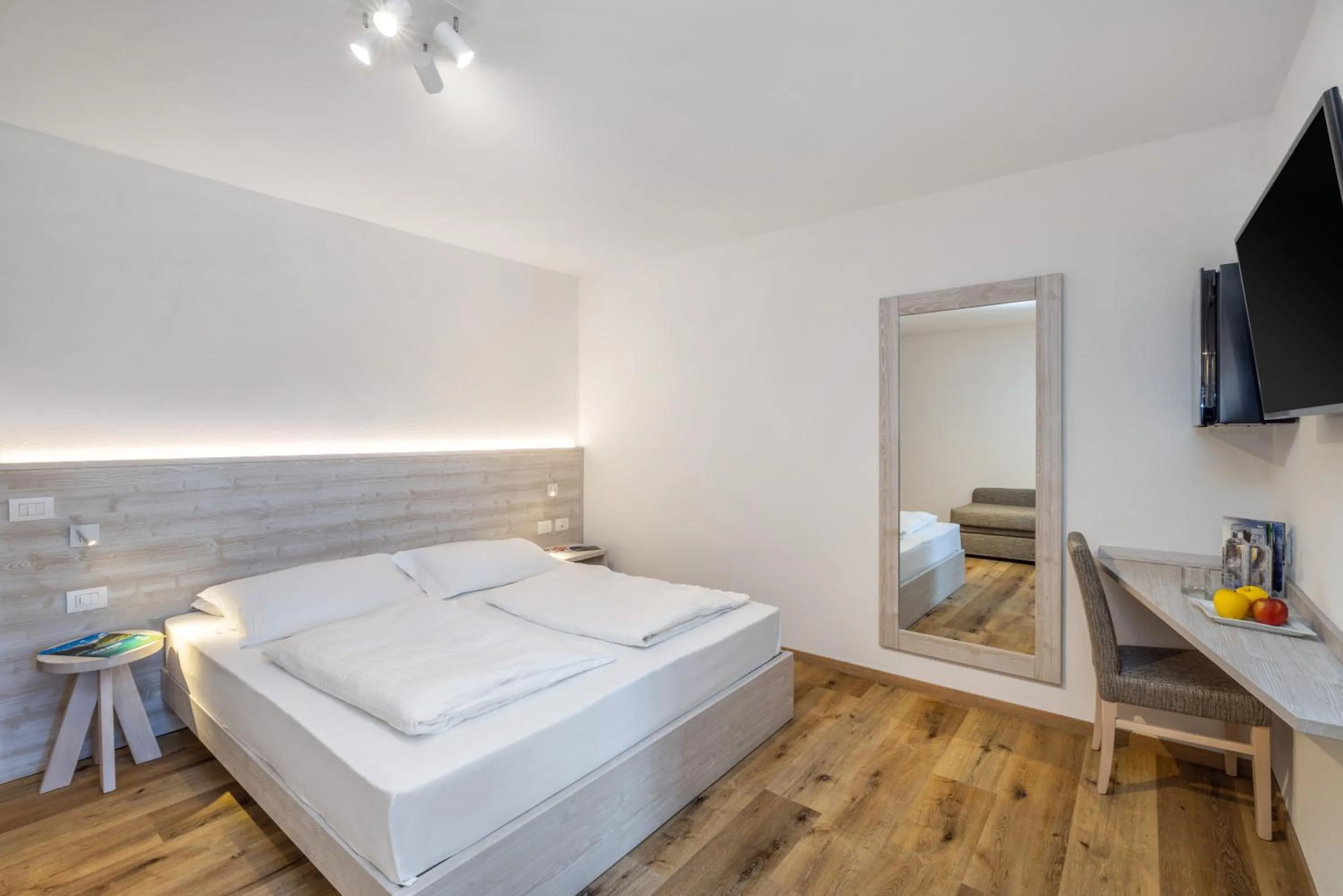 Bed in Hotel Londra Slow Living Molveno