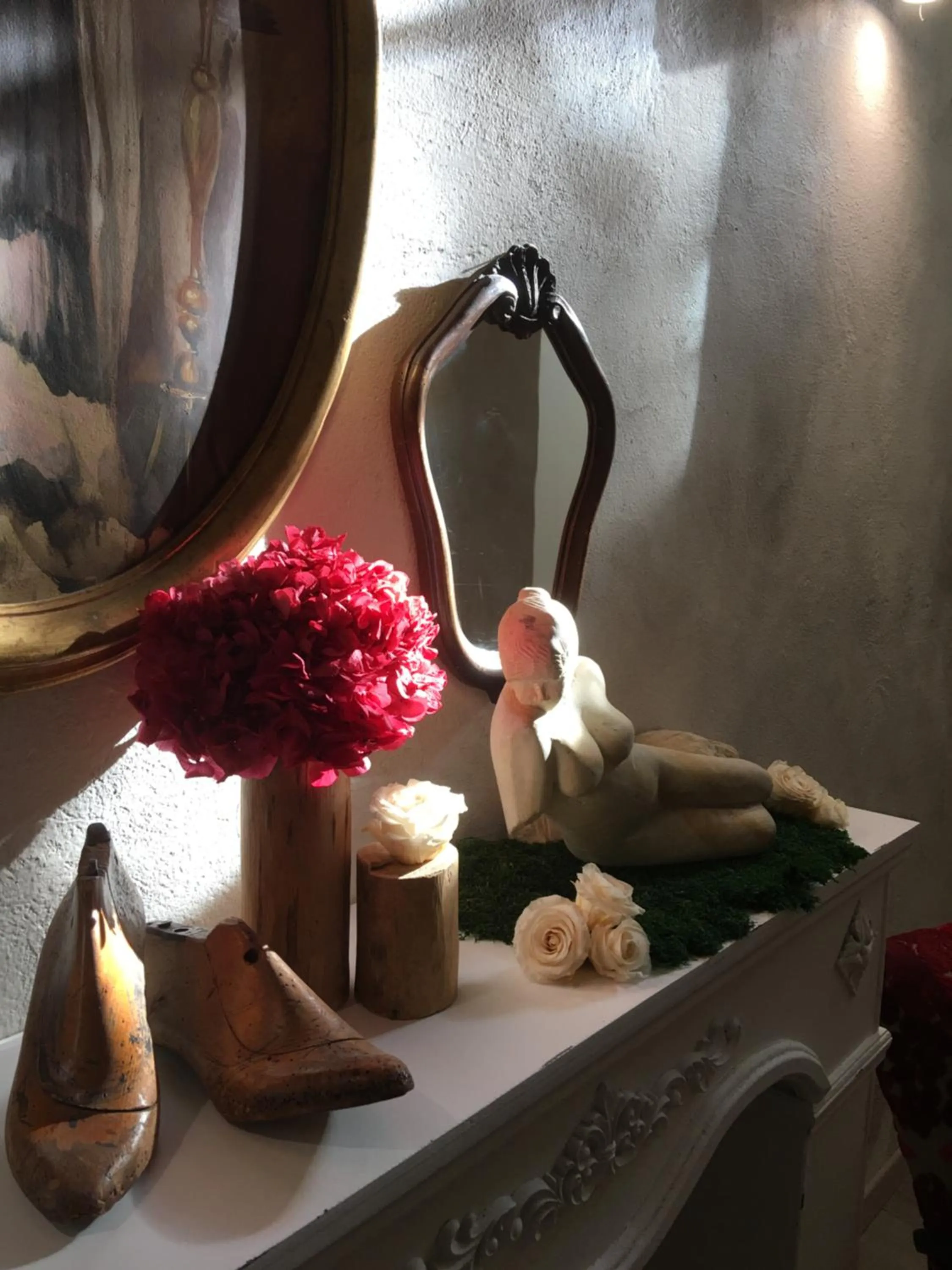 Decorative detail in Il Pozzo di Santa Zita