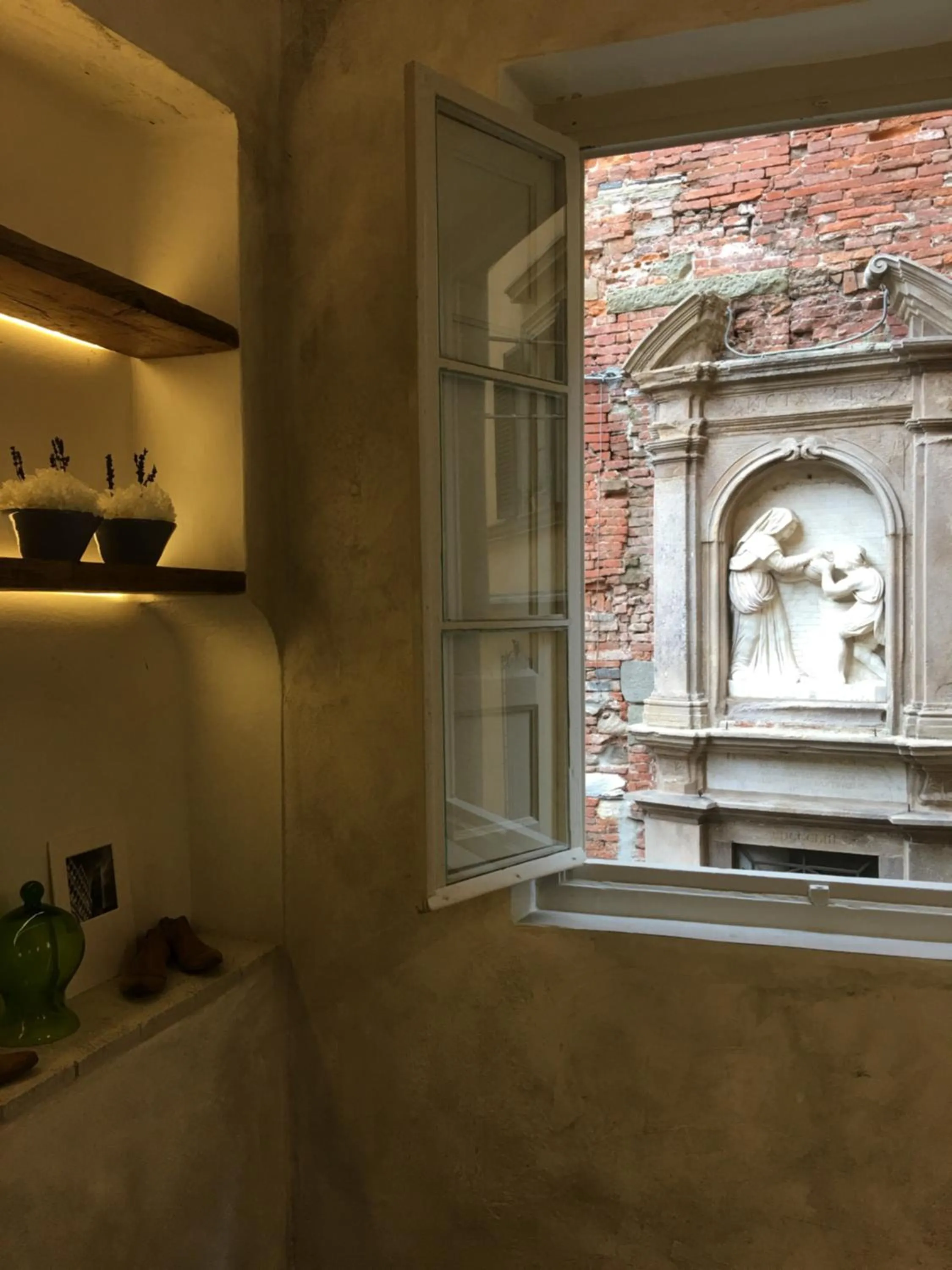 Decorative detail in Il Pozzo di Santa Zita