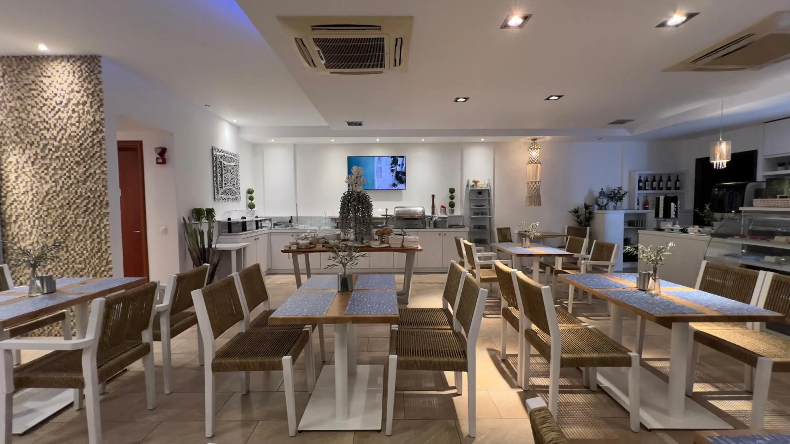 Restaurant/places to eat in Metsikas Residence