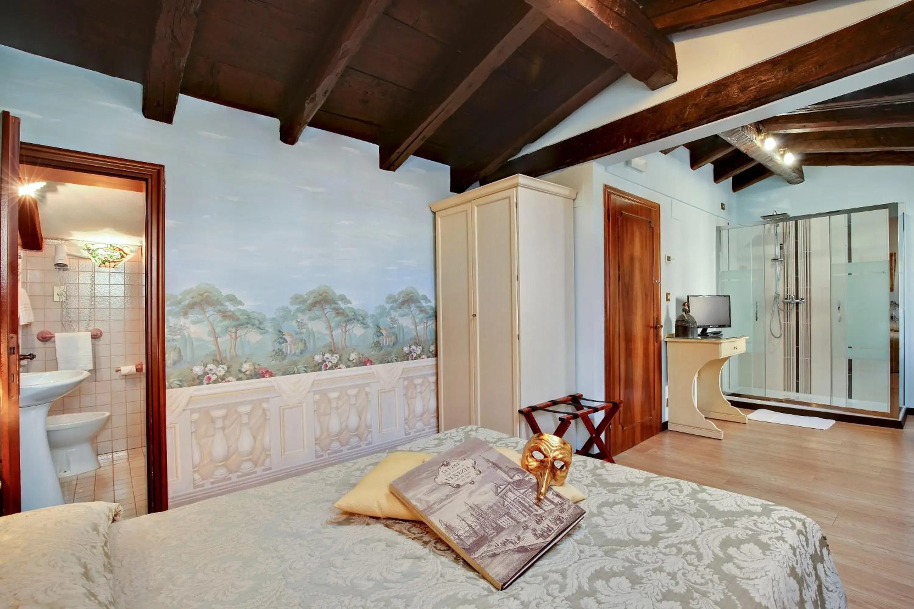Large Double Room in Locanda Antico Fiore Large Double Room in Locanda Antico Fiore