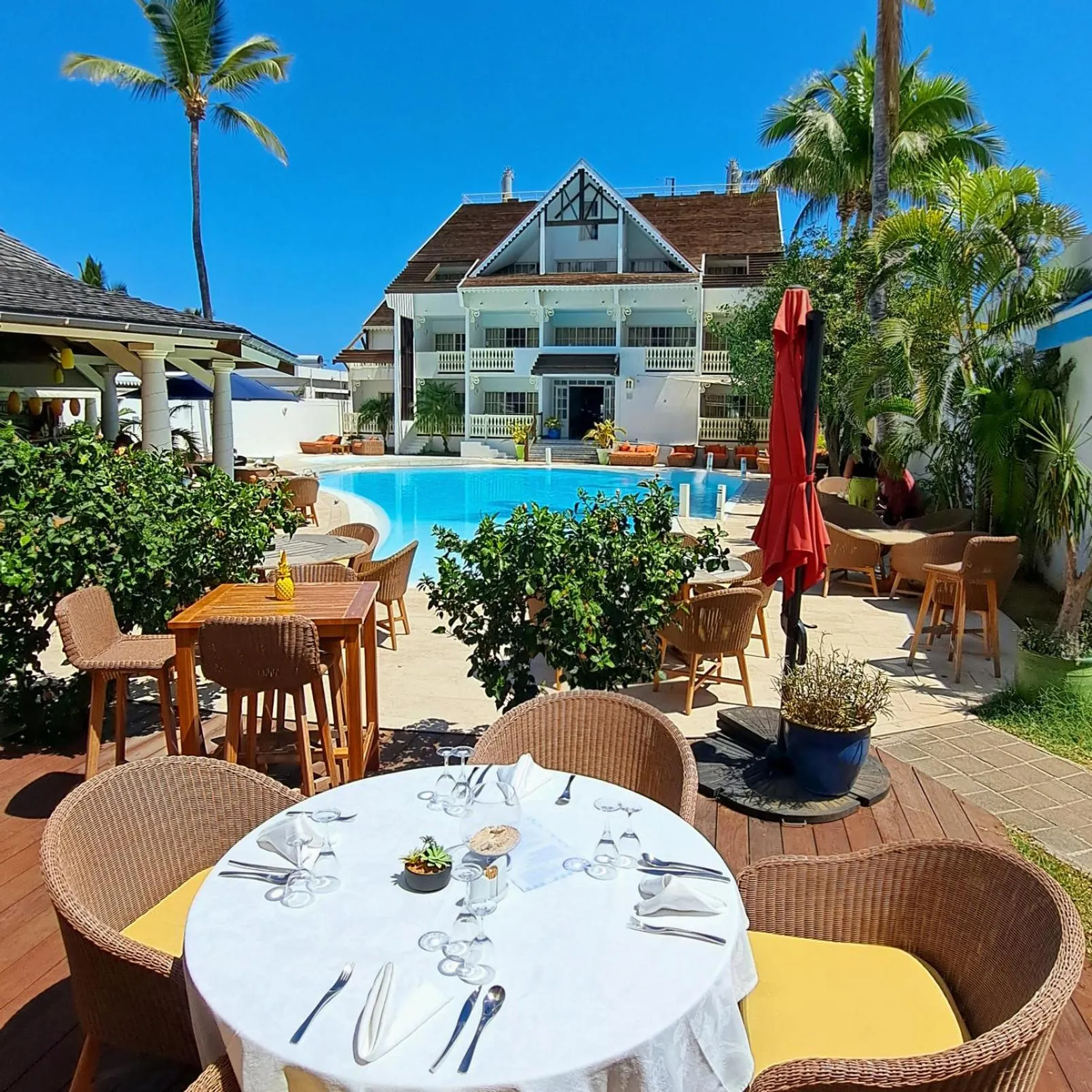 Restaurant/places to eat in Le Nautile Beachfront