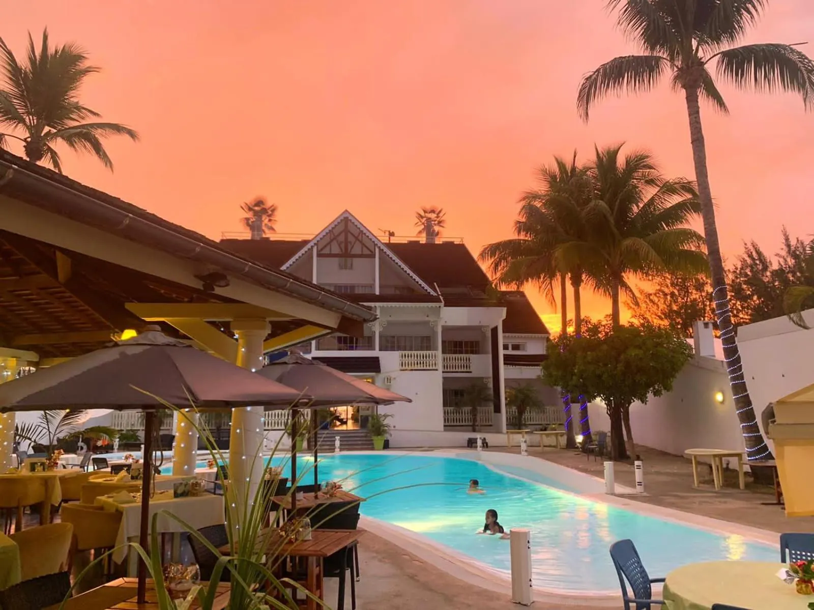 Restaurant/places to eat in Le Nautile Beachfront