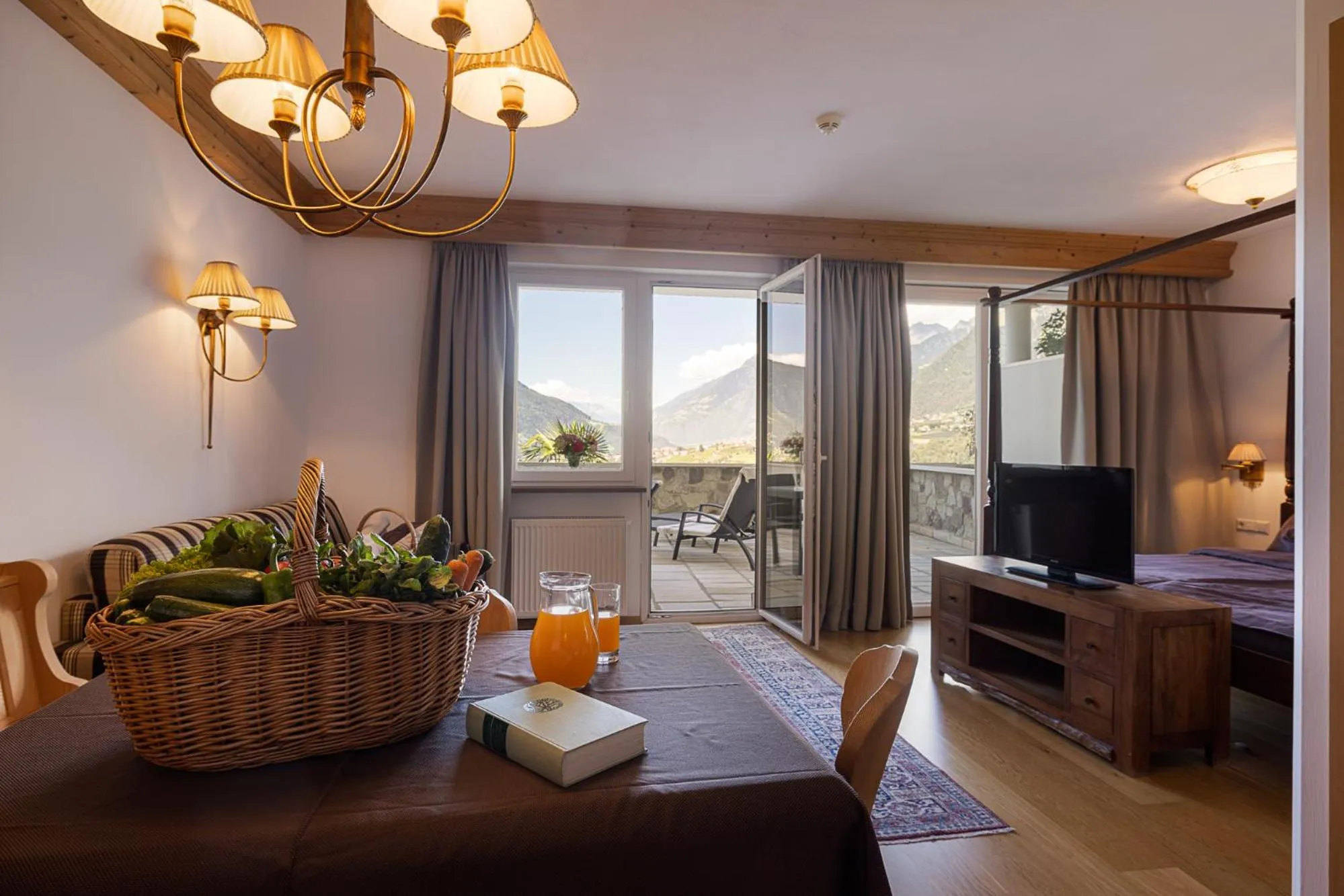 Communal lounge/ TV room in Hotel Finkennest - Panoramic Garden Resort