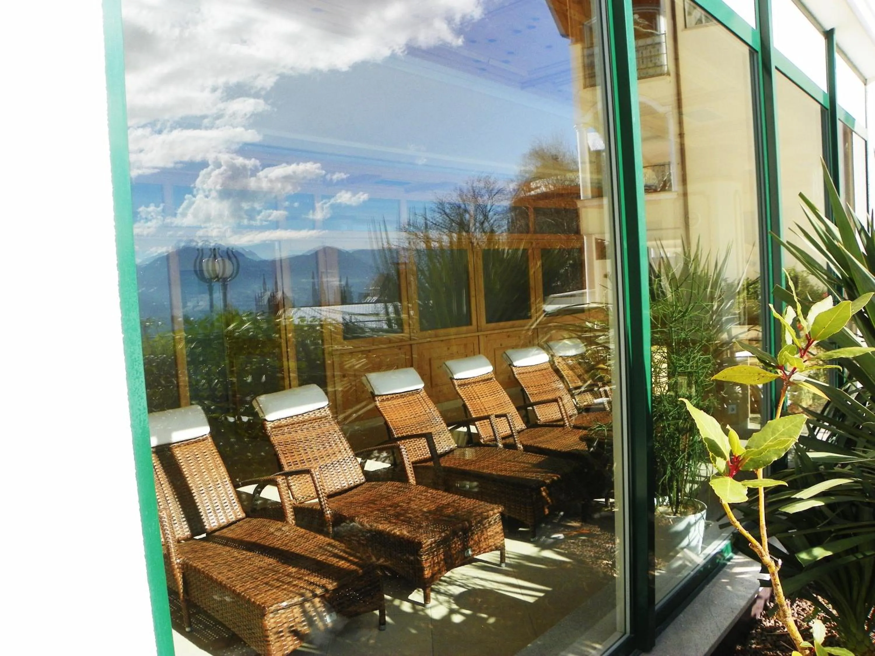 Communal lounge/ TV room in Hotel Finkennest - Panoramic Garden Resort