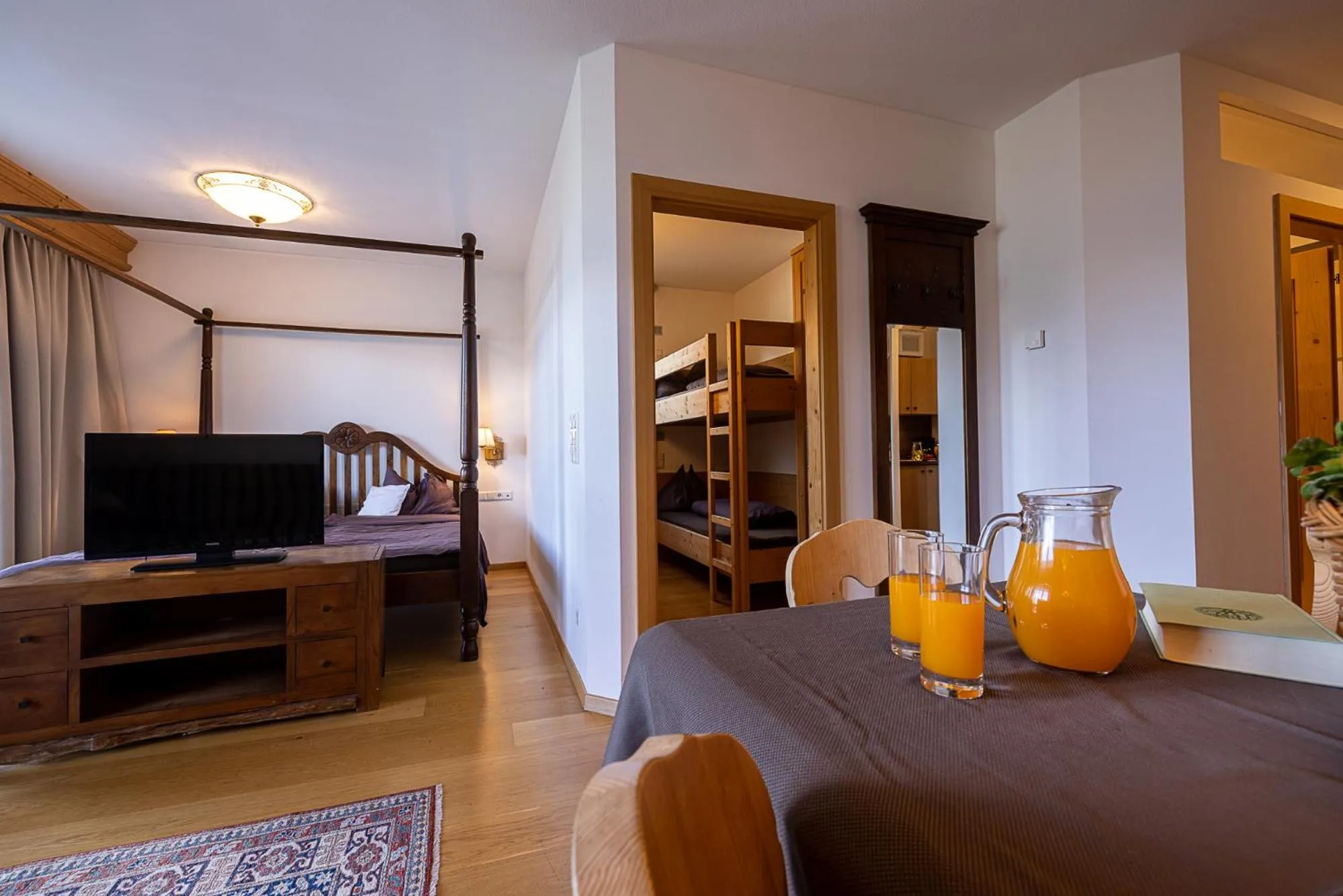 Communal lounge/ TV room in Hotel Finkennest - Panoramic Garden Resort