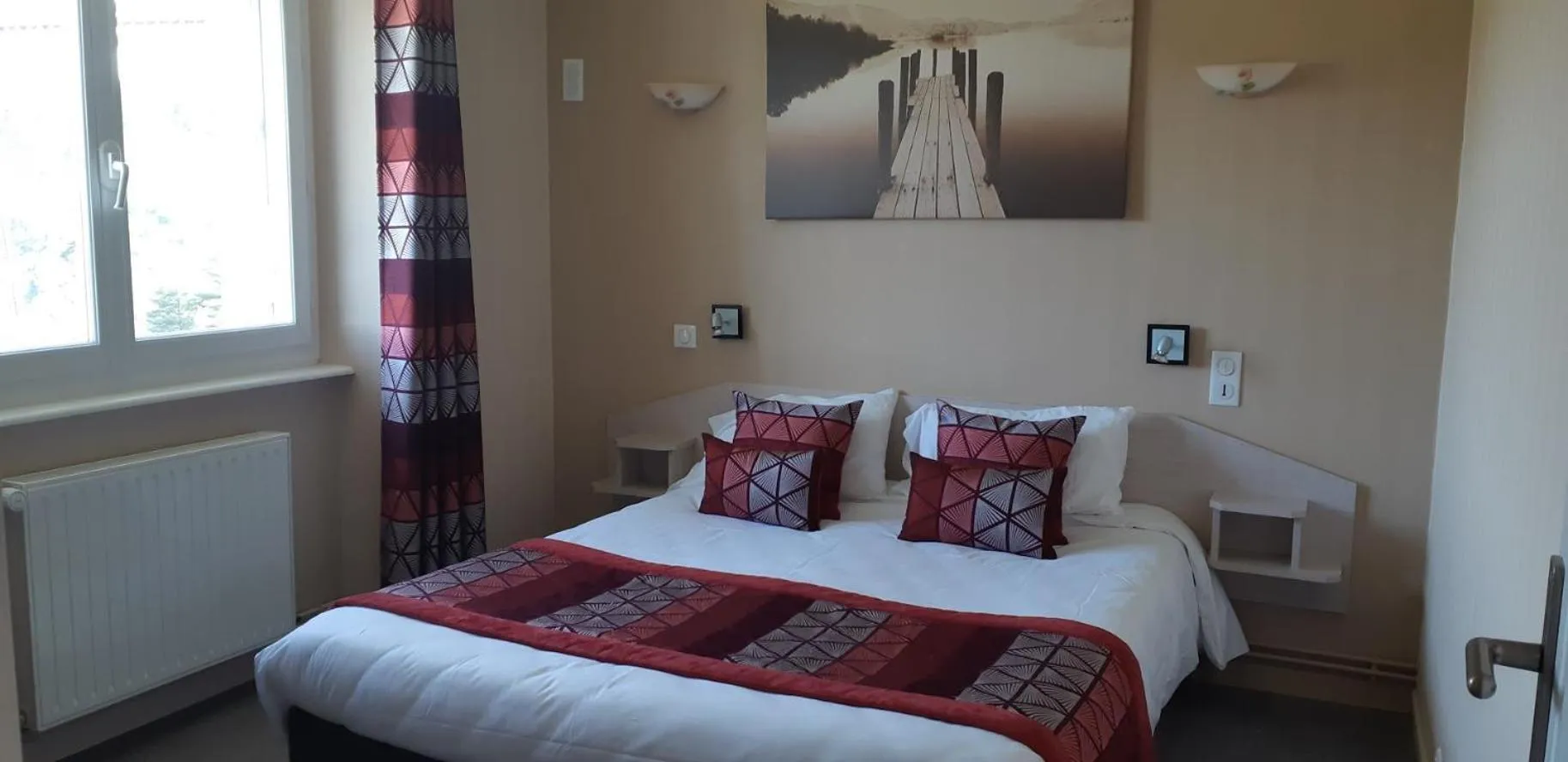 Bed in Logis Hôtel Beau Site