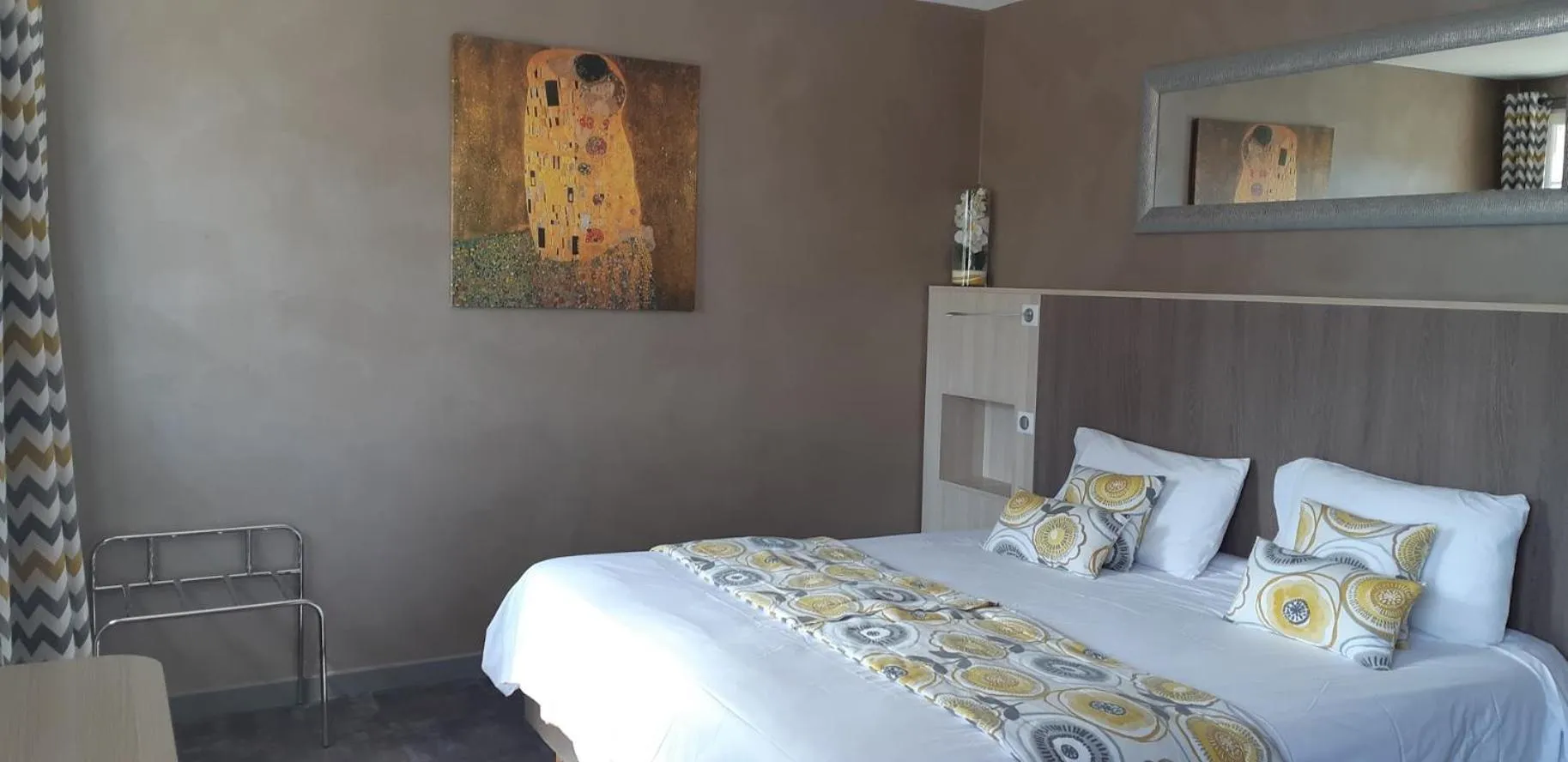 Bed in Logis Hôtel Beau Site