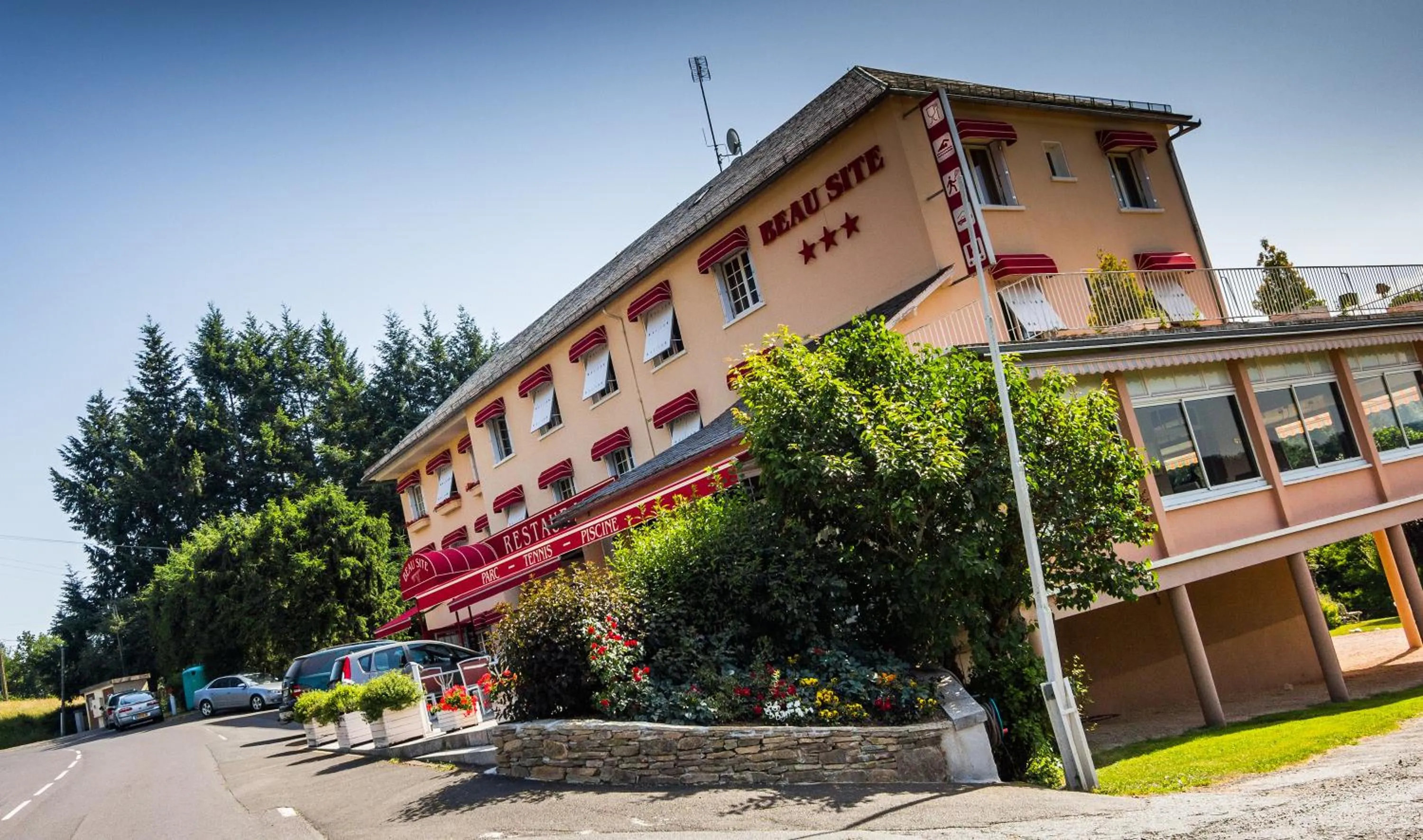 Facade/entrance in Logis Hôtel Beau Site