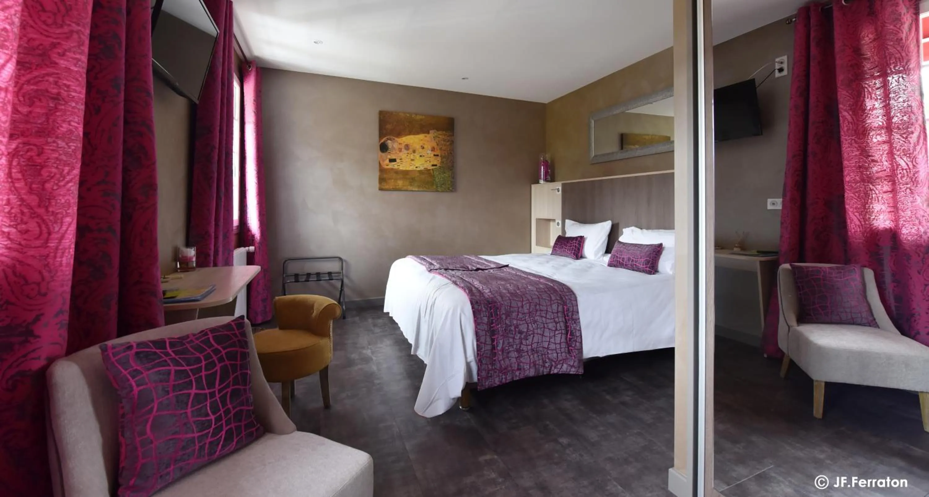 Bed in Logis Hôtel Beau Site