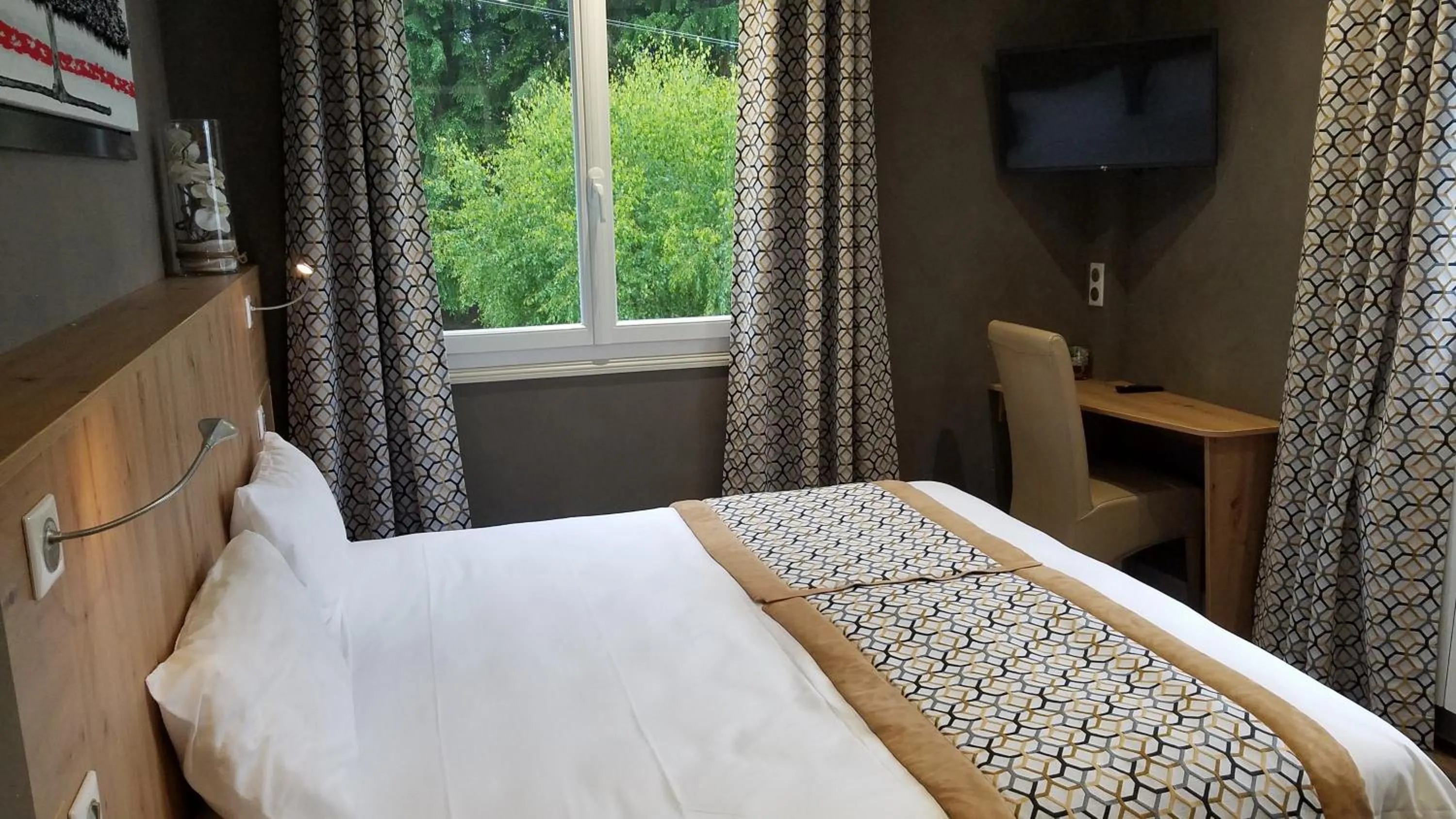 Bed in Logis Hôtel Beau Site