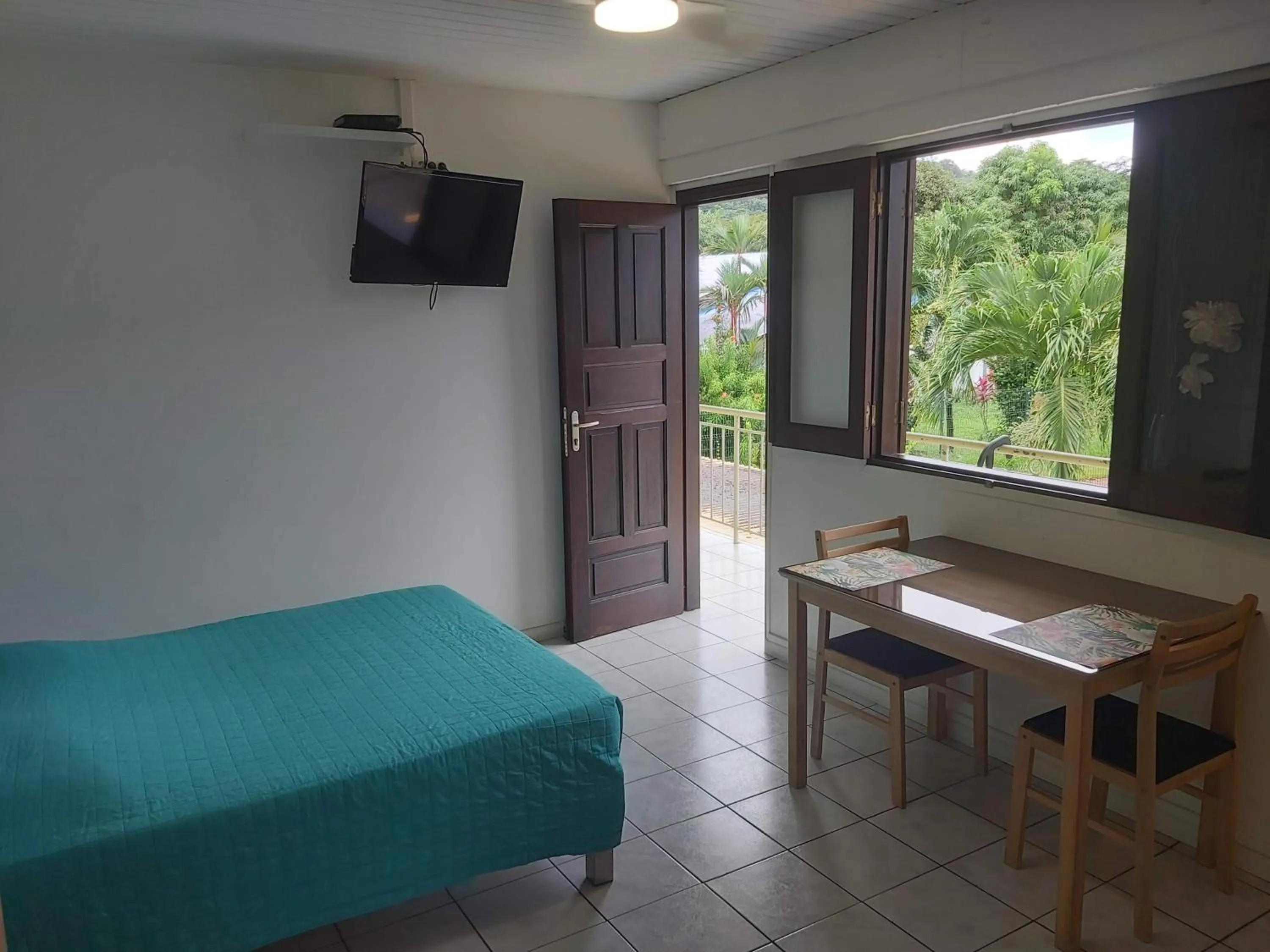 Dining area in Au Petit Canal Fleuri