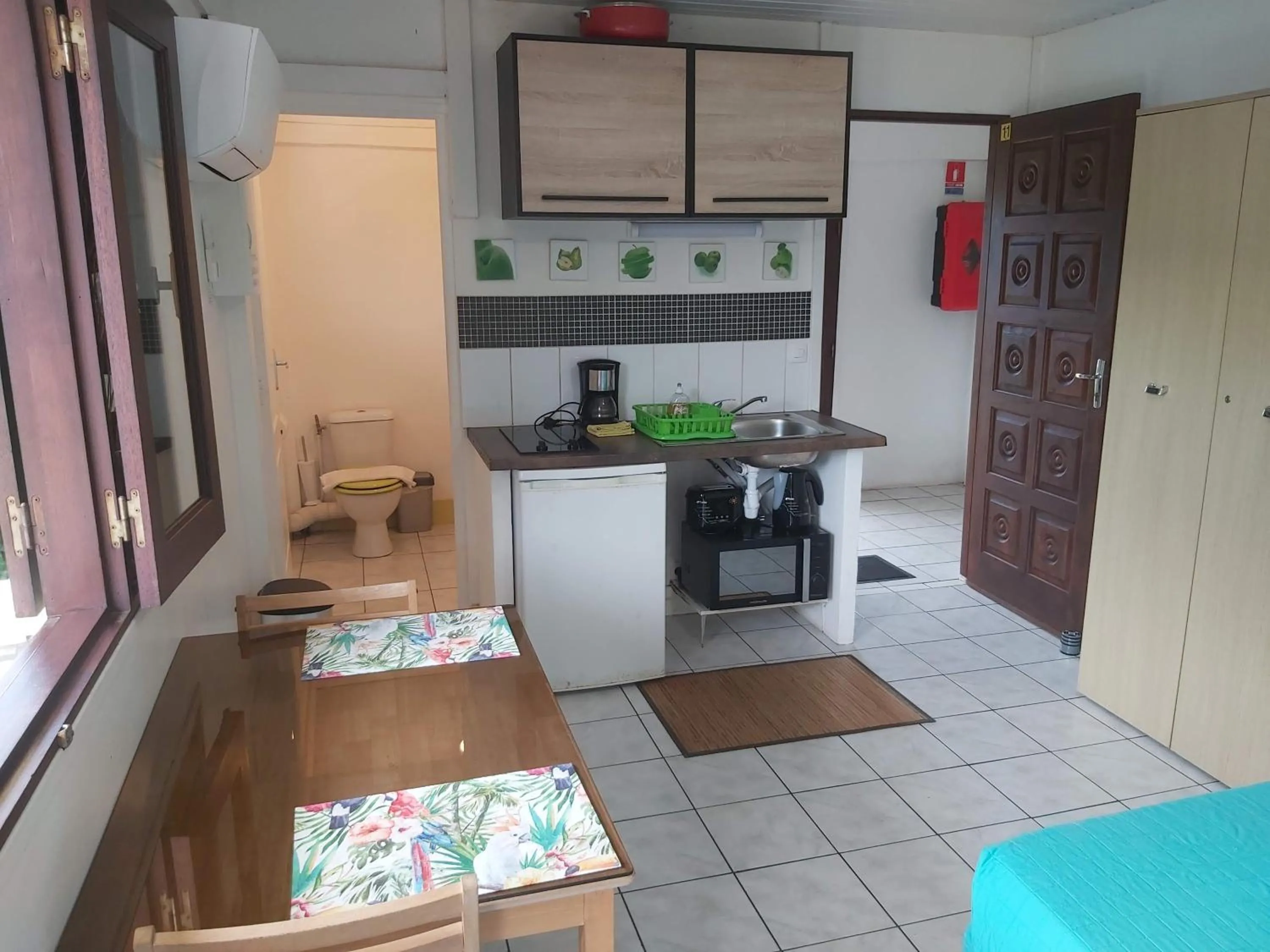 Kitchen or kitchenette in Au Petit Canal Fleuri