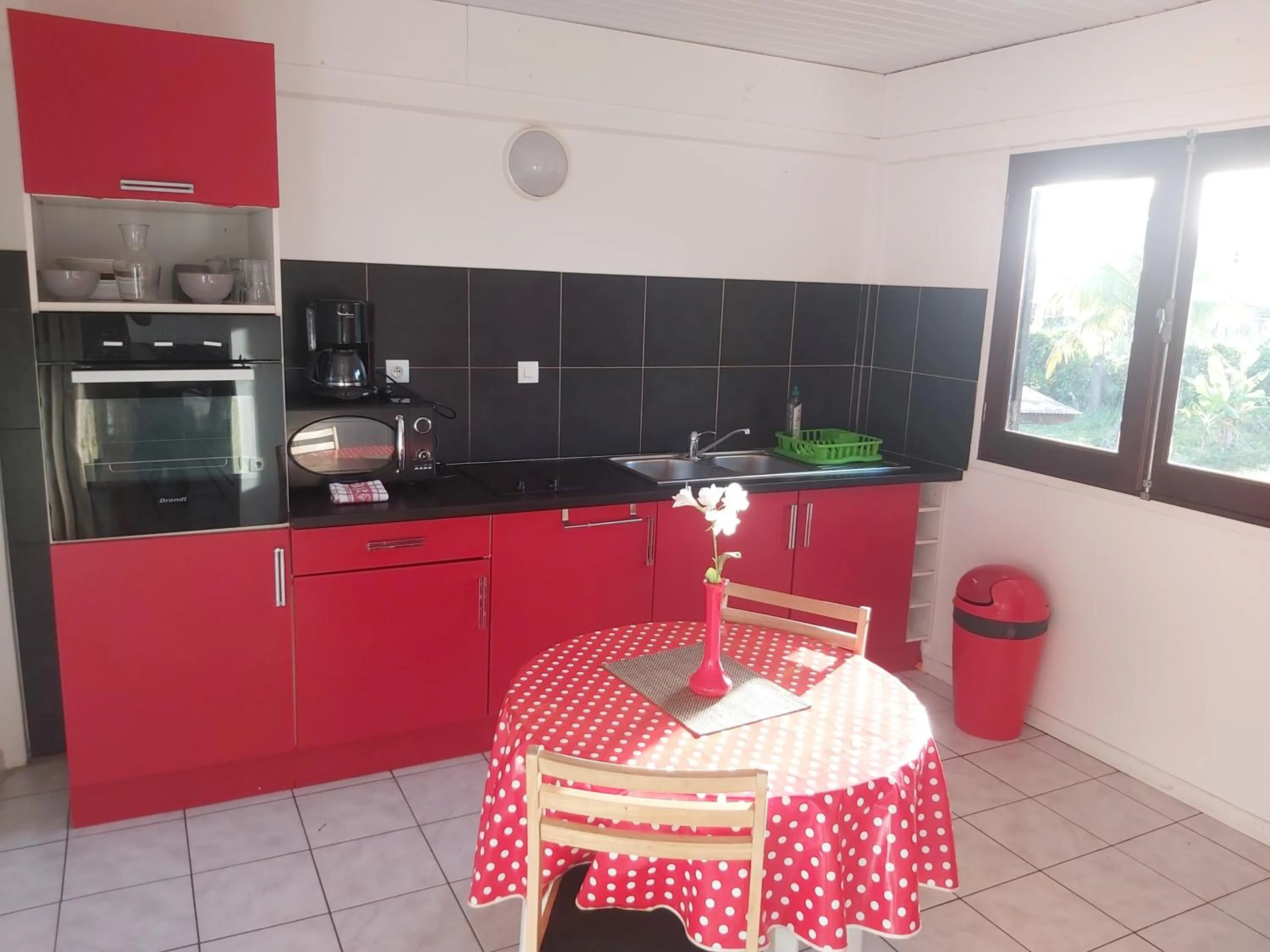 Kitchen or kitchenette in Au Petit Canal Fleuri