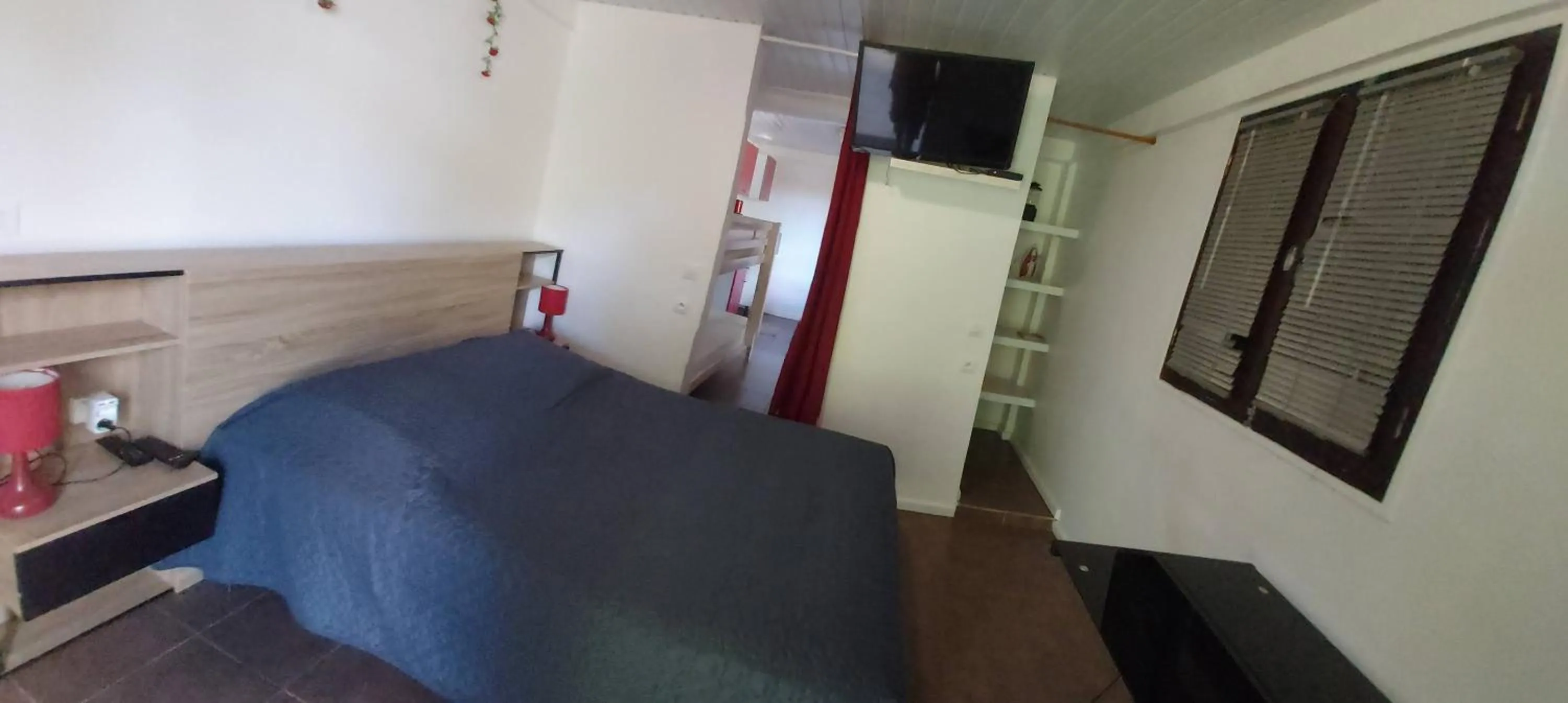 Photo of the whole room, Bed in Au Petit Canal Fleuri