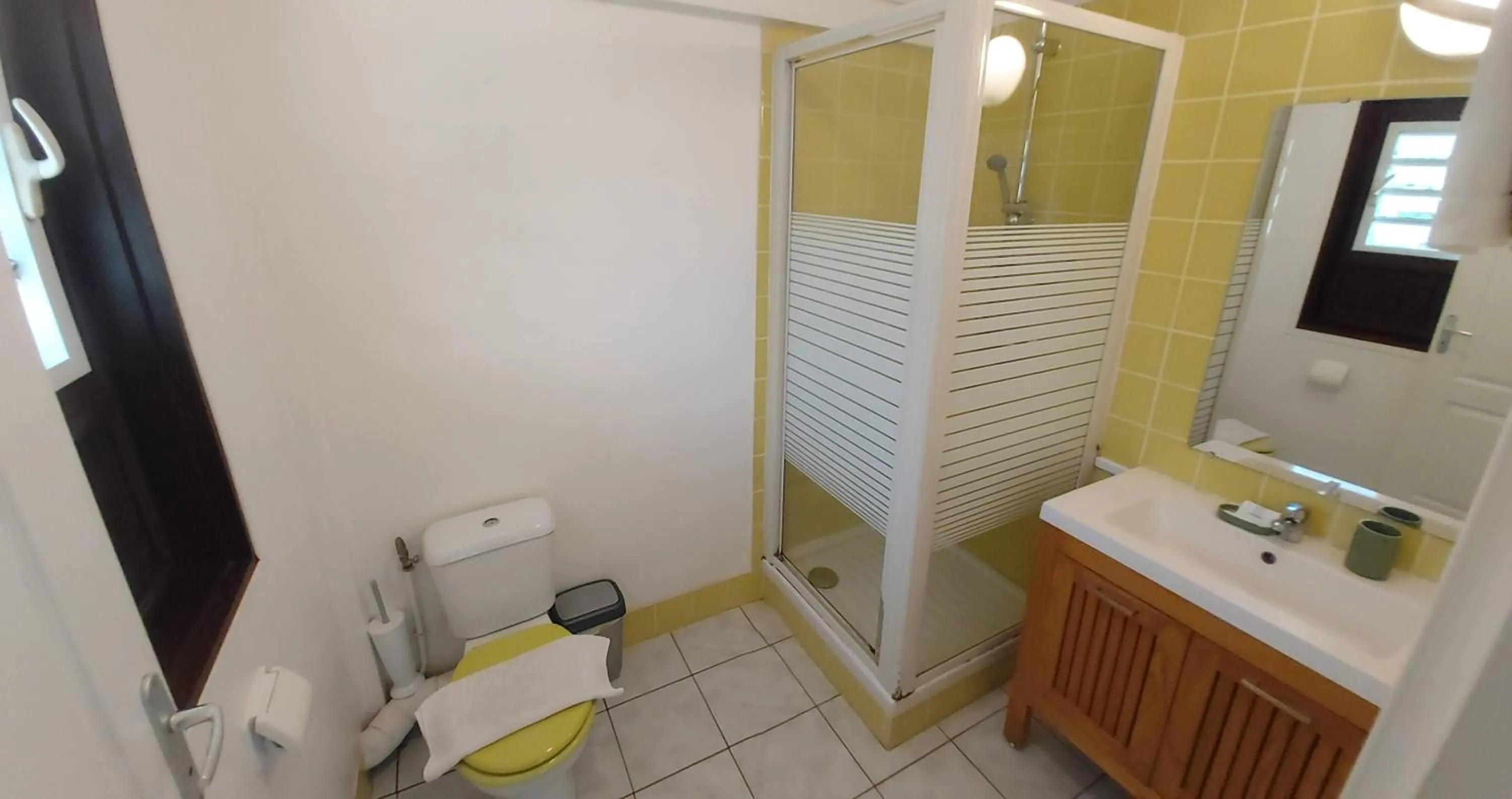 Toilet in Au Petit Canal Fleuri